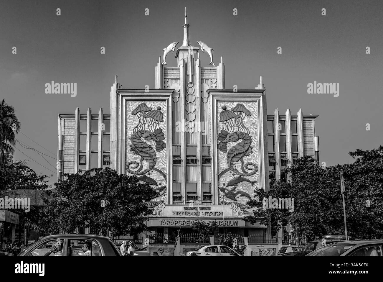 03 18 2018 Vintage Old Black e Whote foto dell'edificio Art Deco presso Marine Drive Queen's Necklace Maharashtra Government Taraporevala Aquarium Mahara Foto Stock