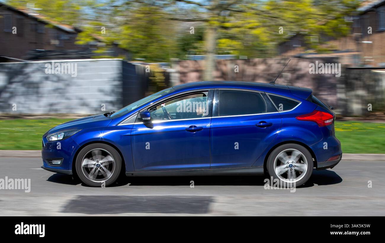 Milton Keynes, Regno Unito - 9 aprile 2025: Motore diesel blu Ford Focus zetec 2015 Foto Stock