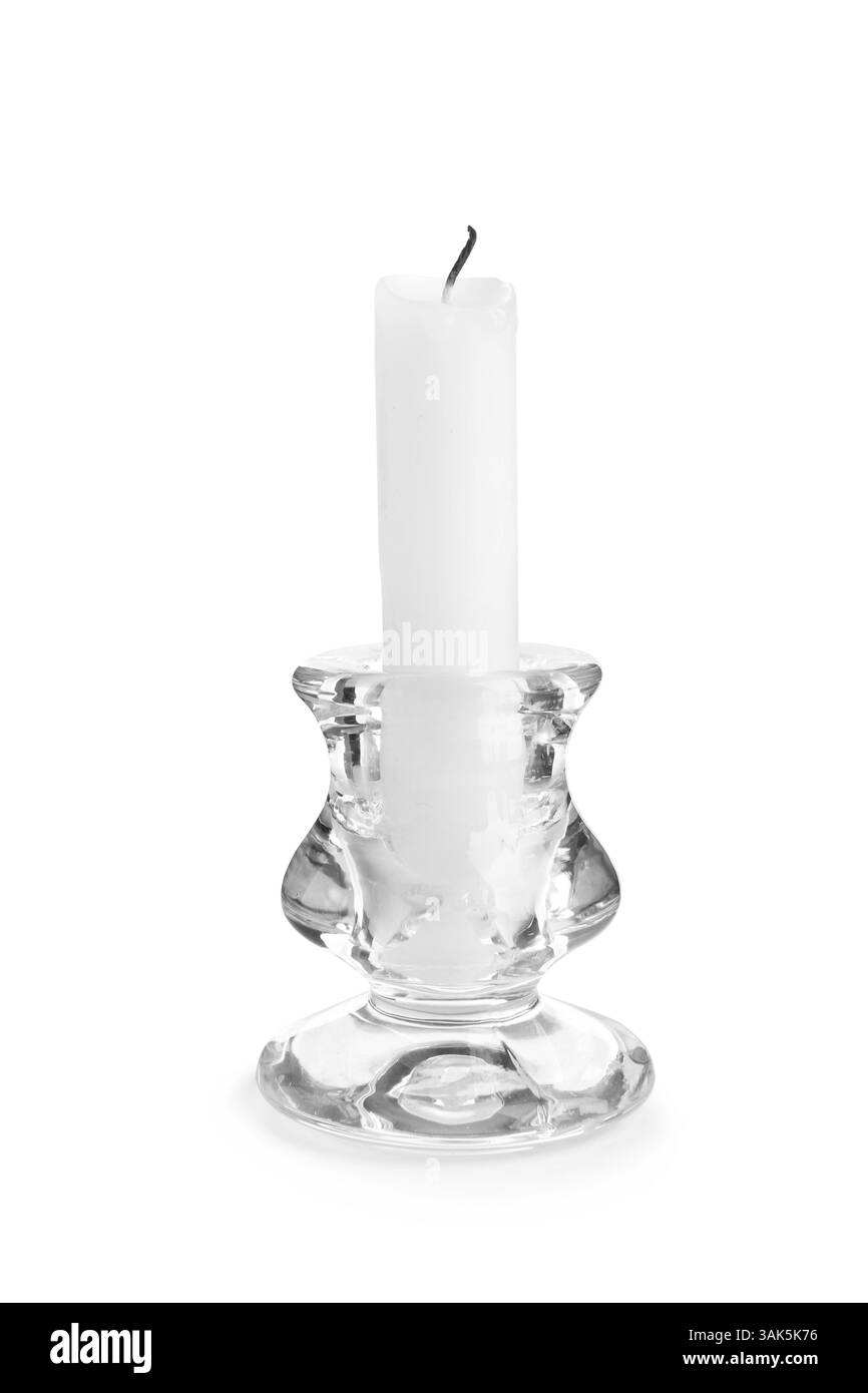 Una candela di paraffina in candelabro isolata su bianco Foto Stock
