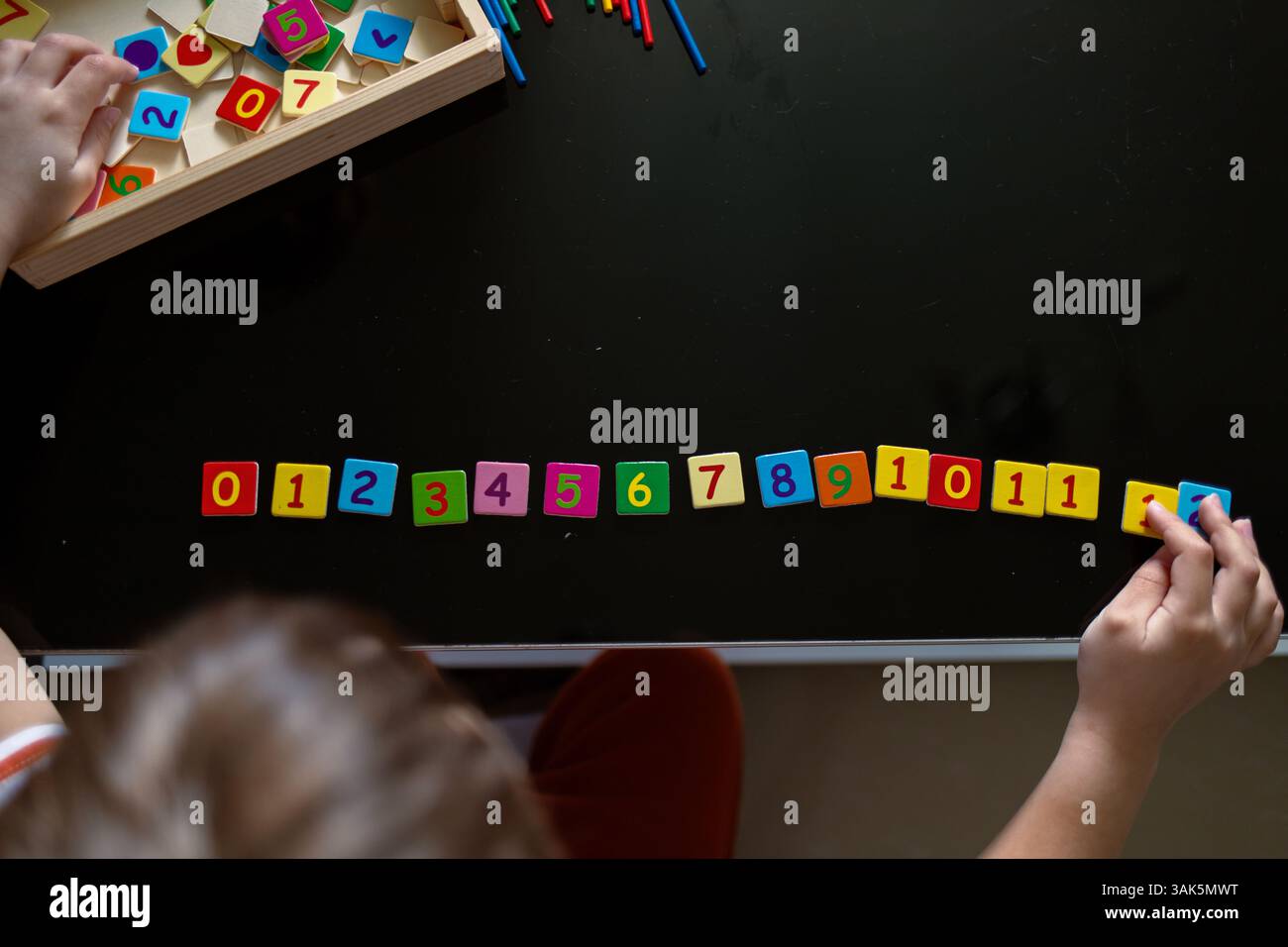 Apprendimento dei numeri con tessere numeriche Foto Stock