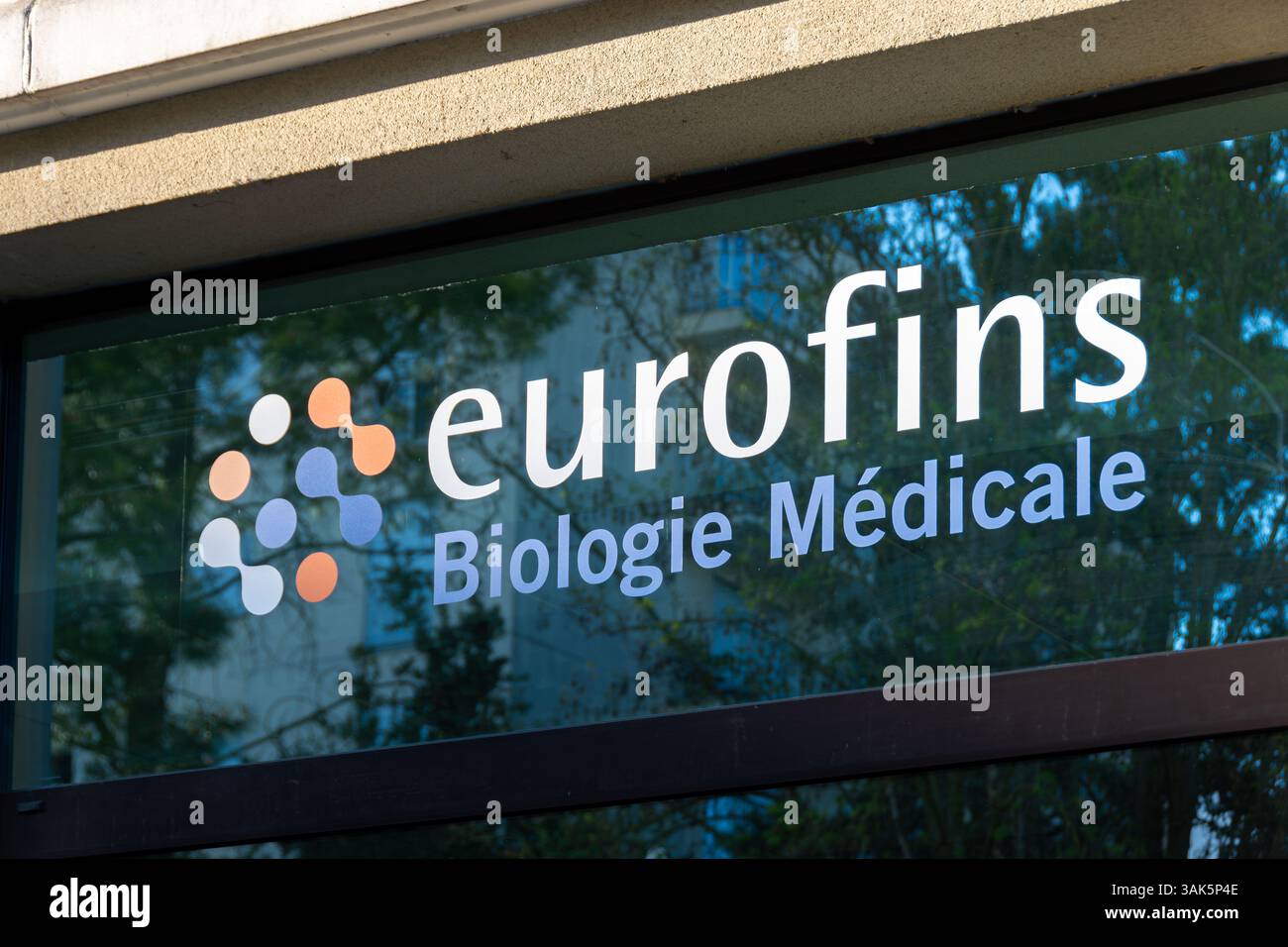 Firma e logo di un laboratorio della rete Eurofins Medical Biology. Eurofins Scientific se è un gruppo internazionale di laboratori di analisi Foto Stock
