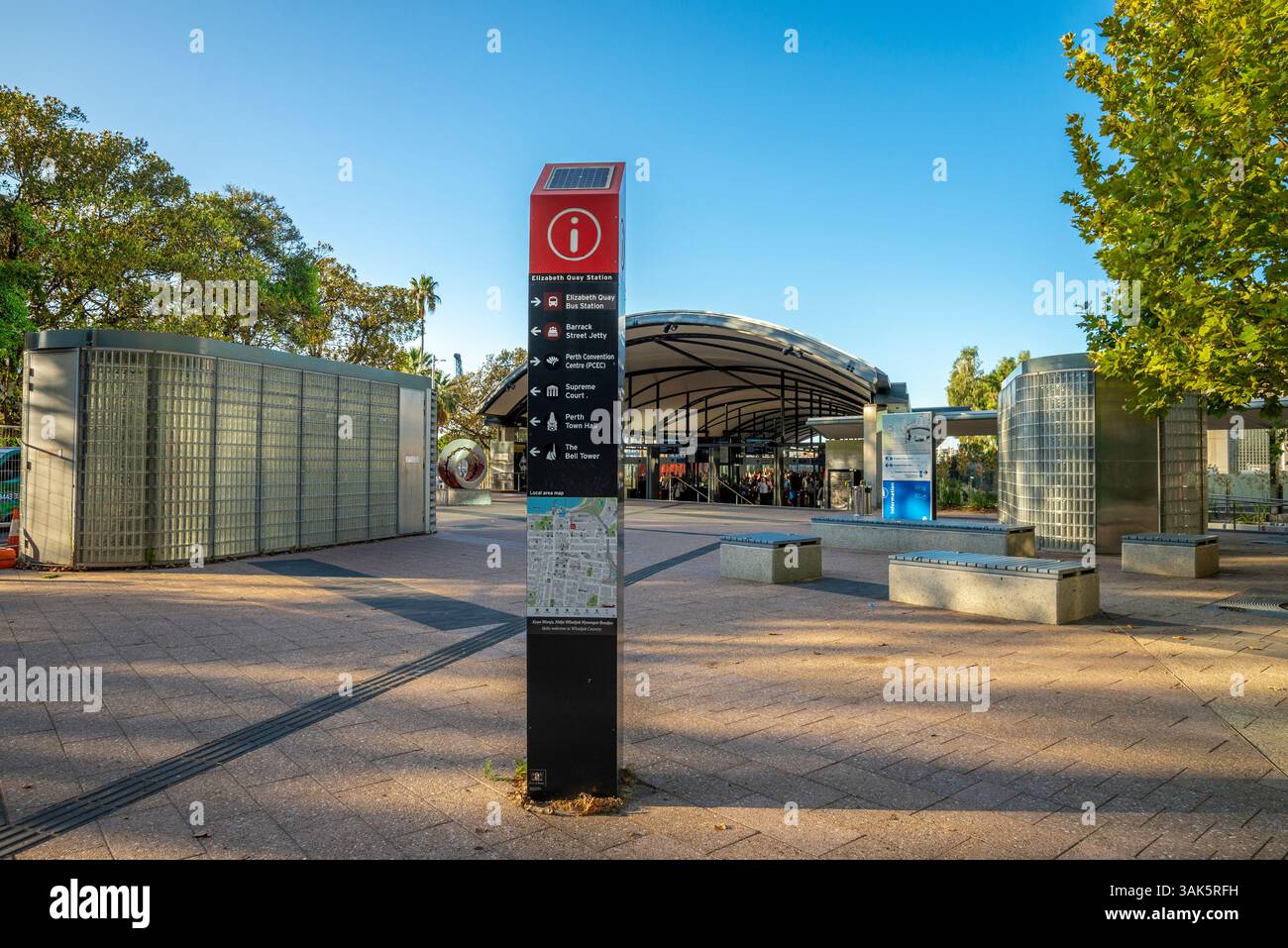 Cartello informativo di fronte alla stazione ferroviaria di Elizabeth Quay, Perth, Australia, gennaio 2020 Foto Stock