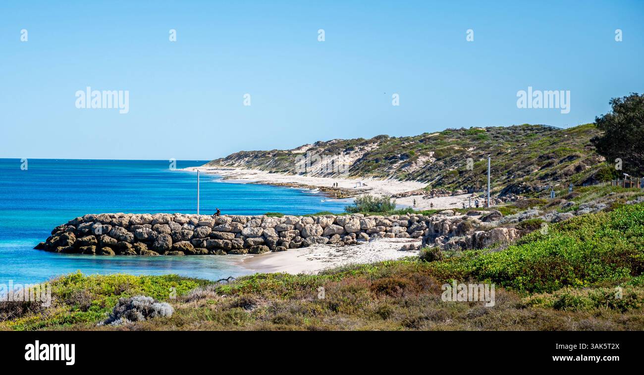 Vista panoramica di un molo con l'oceano calmo e Sandy Beach a Burns Beach, Perth, Australia, marzo 2020 Foto Stock