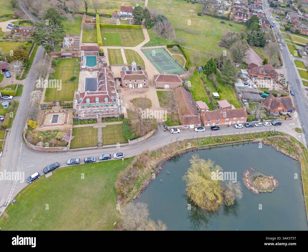 vista aerea dello stagno del villaggio nel piccolo villaggio di matfield nel kent Foto Stock