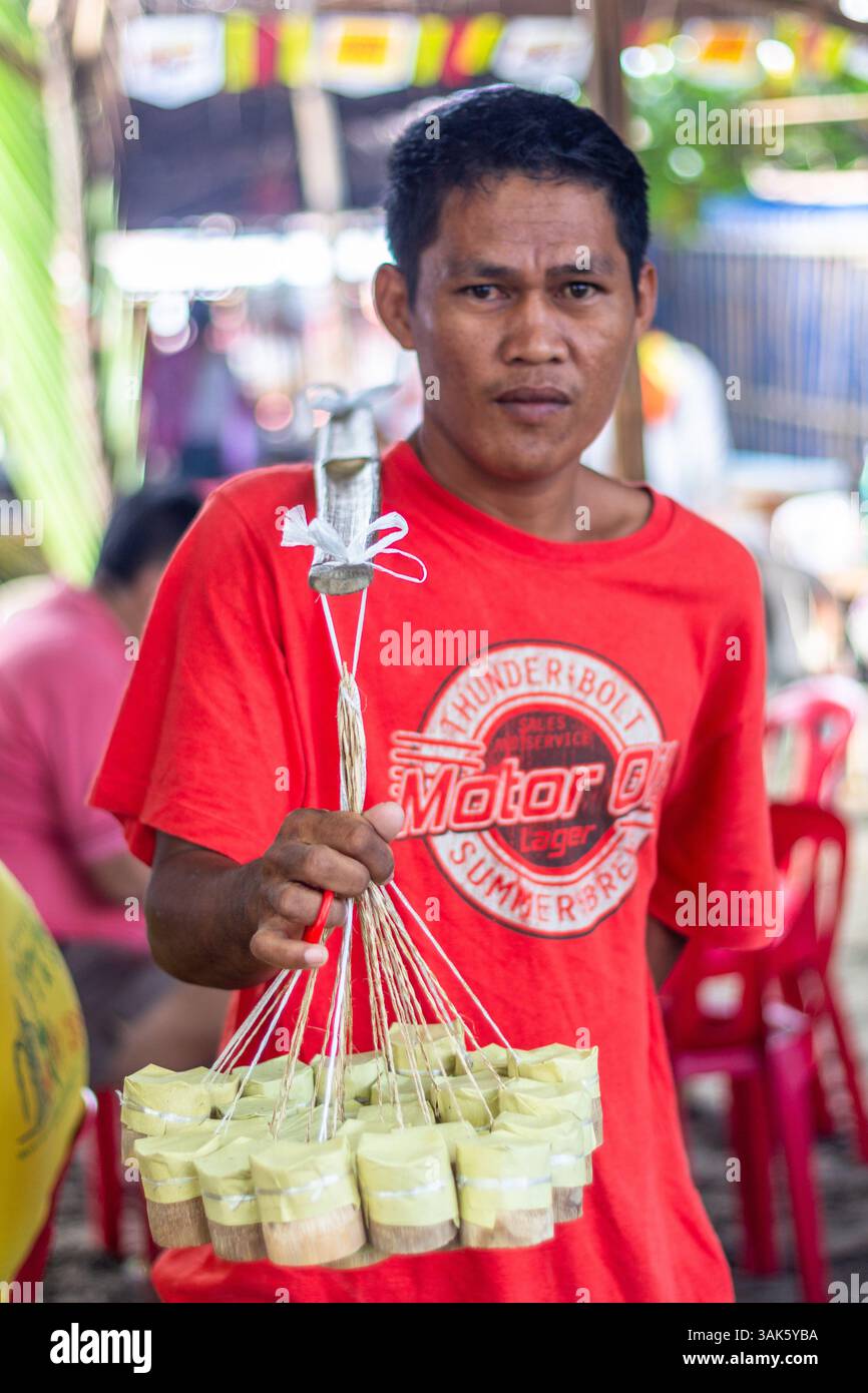 Venditrice di melassa pulot, o blackstrap, una famosa prelibatezza dolce locale a Iloilo, Filippine, nota per il suo sapore ricco e terroso Foto Stock