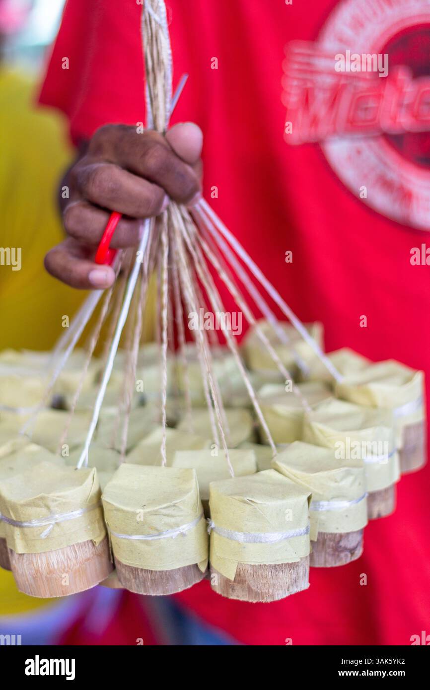 Venditrice di melassa pulot, o blackstrap, una famosa prelibatezza dolce locale a Iloilo, Filippine, nota per il suo sapore ricco e terroso Foto Stock