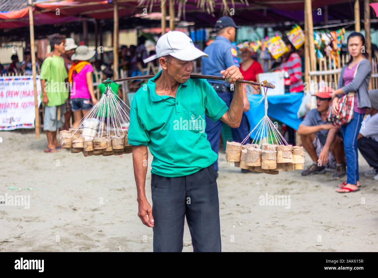 Venditrice di melassa pulot, o blackstrap, una famosa prelibatezza dolce locale a Iloilo, Filippine, nota per il suo sapore ricco e terroso Foto Stock