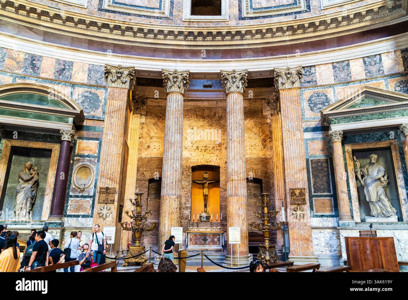 La basilica di Santa Maria ad Martyres nel Pantheon. Vista interna del famoso edificio romano, che mostra l'altare, le pareti in marmo e le statue. Foto Stock