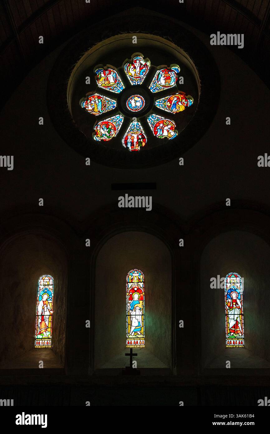 Le moderne vetrate colorate nelle finestre della chiesa normanna di Barfreystone. Una grande finestra con tre finestre più piccole sotto, sopra l'altare. Foto Stock