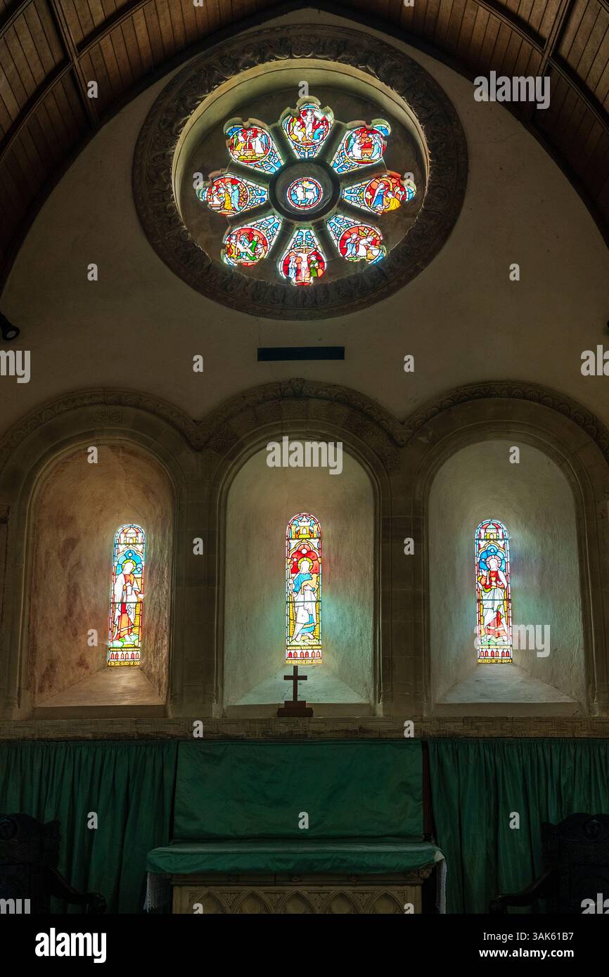 Le moderne vetrate colorate nelle finestre della chiesa normanna di Barfreystone. Una grande finestra con tre finestre più piccole sotto, sopra l'altare. Foto Stock