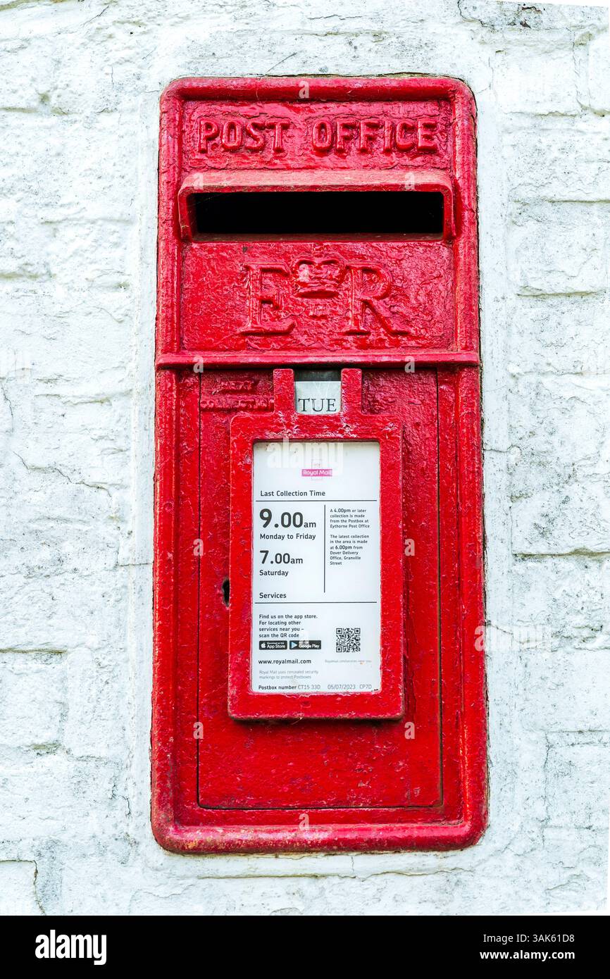 Cassetta delle lettere rossa di vecchio stile incastonata in un muro bianco nel villaggio di Barfrestone nel Kent. "ER" mostra che fu installato durante il regno della regina Elisabetta II Foto Stock