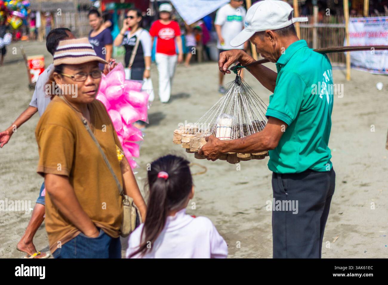 Venditrice di melassa pulot, o blackstrap, una famosa prelibatezza dolce locale a Iloilo, Filippine, nota per il suo sapore ricco e terroso Foto Stock