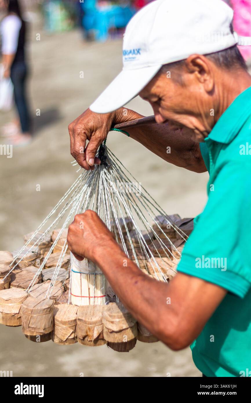 Venditrice di melassa pulot, o blackstrap, una famosa prelibatezza dolce locale a Iloilo, Filippine, nota per il suo sapore ricco e terroso Foto Stock