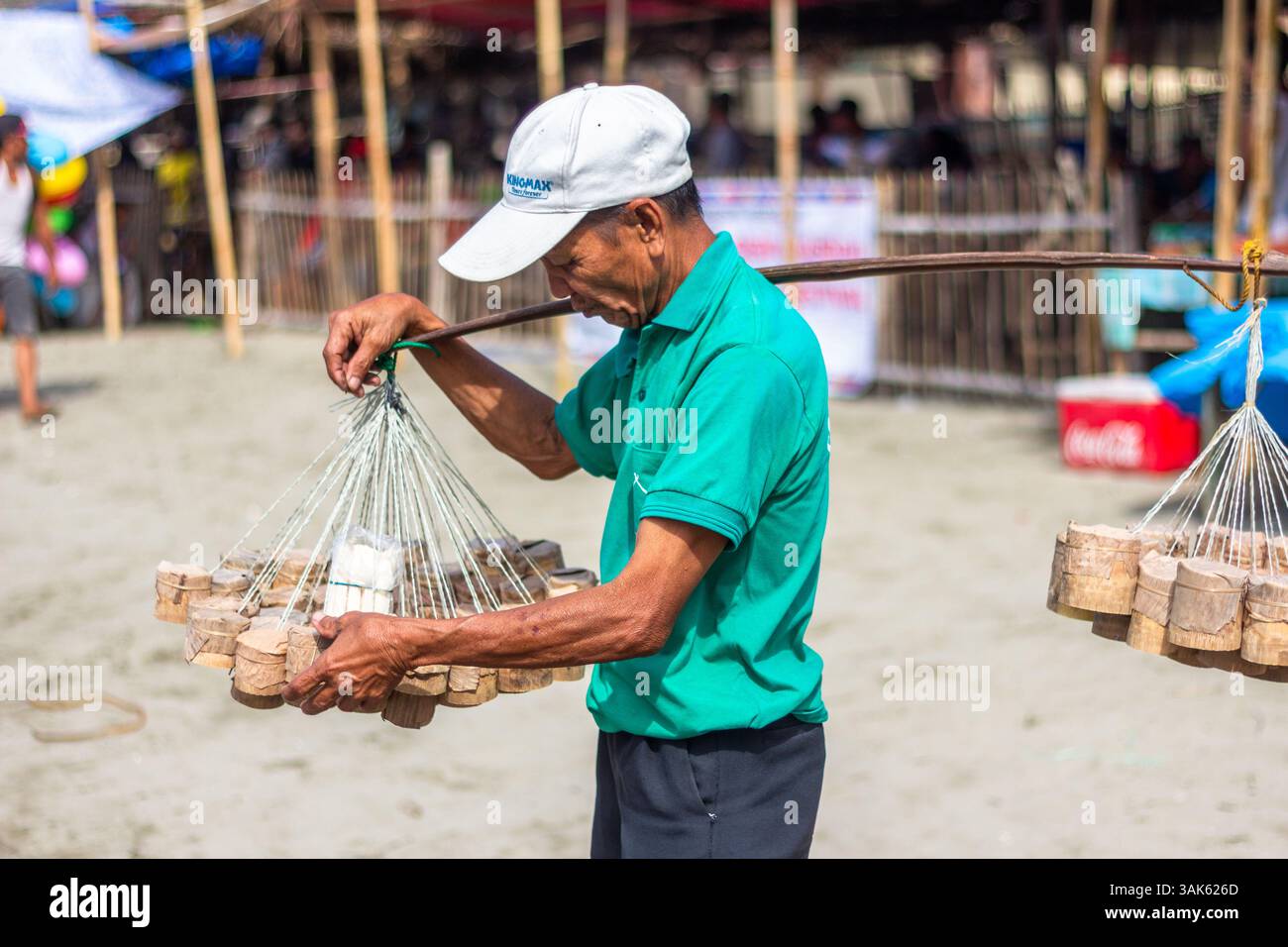 Venditrice di melassa pulot, o blackstrap, una famosa prelibatezza dolce locale a Iloilo, Filippine, nota per il suo sapore ricco e terroso Foto Stock