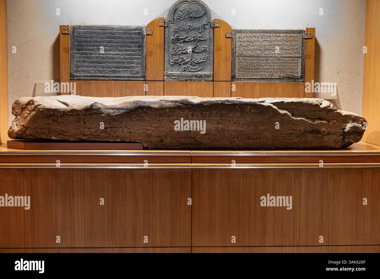 Grande lastra in fondo - iscrizione Bhadrakali, da Bhadrak. Scrittura- Brahmi, Lingugia: Prakrit, III secolo d.C. L'iscrizione è scritta su un retto Foto Stock