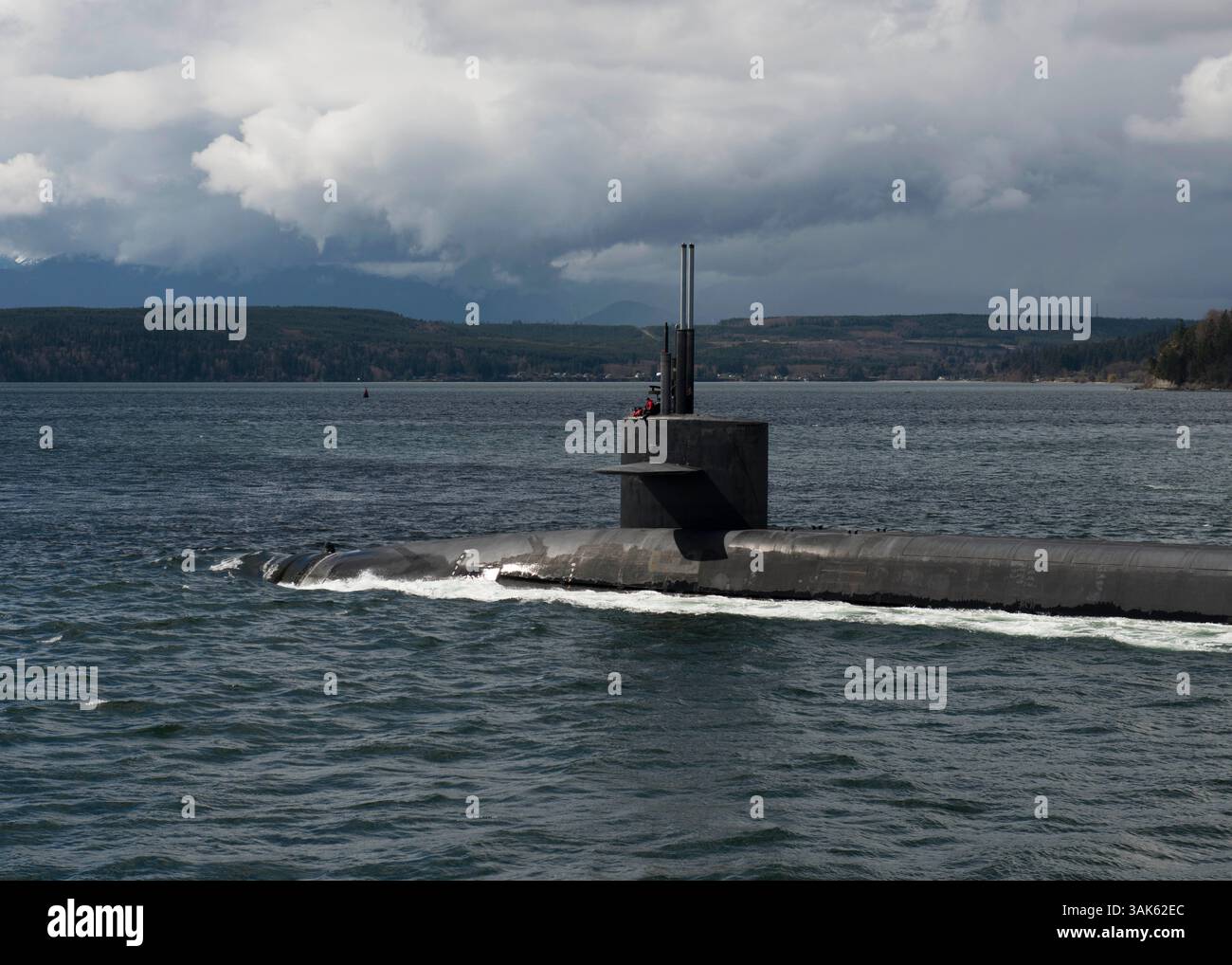 25 marzo 2017 - Bangor, Washington, Stati Uniti - l'equipaggio d'oro del sottomarino missilistico balistico classe Ohio USS Pennsylvania (SSBN 735) transita sul canale Hood mentre la barca torna a casa alla base navale Kitsap-Bangor a seguito di una pattuglia deterrente strategica di routine. La Pennsylvania è uno degli otto sottomarini lanciamissili balistici di stanza alla base, fornendo la gamba più sopravvissuta della triade strategica di deterrenza per gli Stati Uniti. (Immagine di credito: © MC1 Amanda Gray/US Navy via ZUMA Wire/ZUMAPRESS.com) Foto Stock