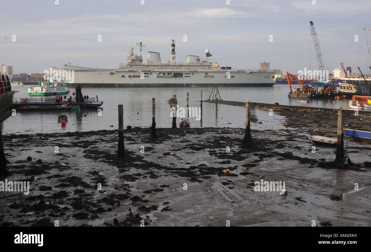 7 dicembre 2016 - ..l'ultima portaerei della Royal Navy HMS Illustrious lascia Portsmouth per il suo ultimo viaggio verso un deposito di rottami in Turchia..la HMS Illustrious parte per il deposito di rottami in Turchia, Portsmouth, Regno Unito - 7 dicembre 2016. (Immagine di credito: © Mike Walker/US Navy via ZUMA Wire/ZUMAPRESS.com) Foto Stock