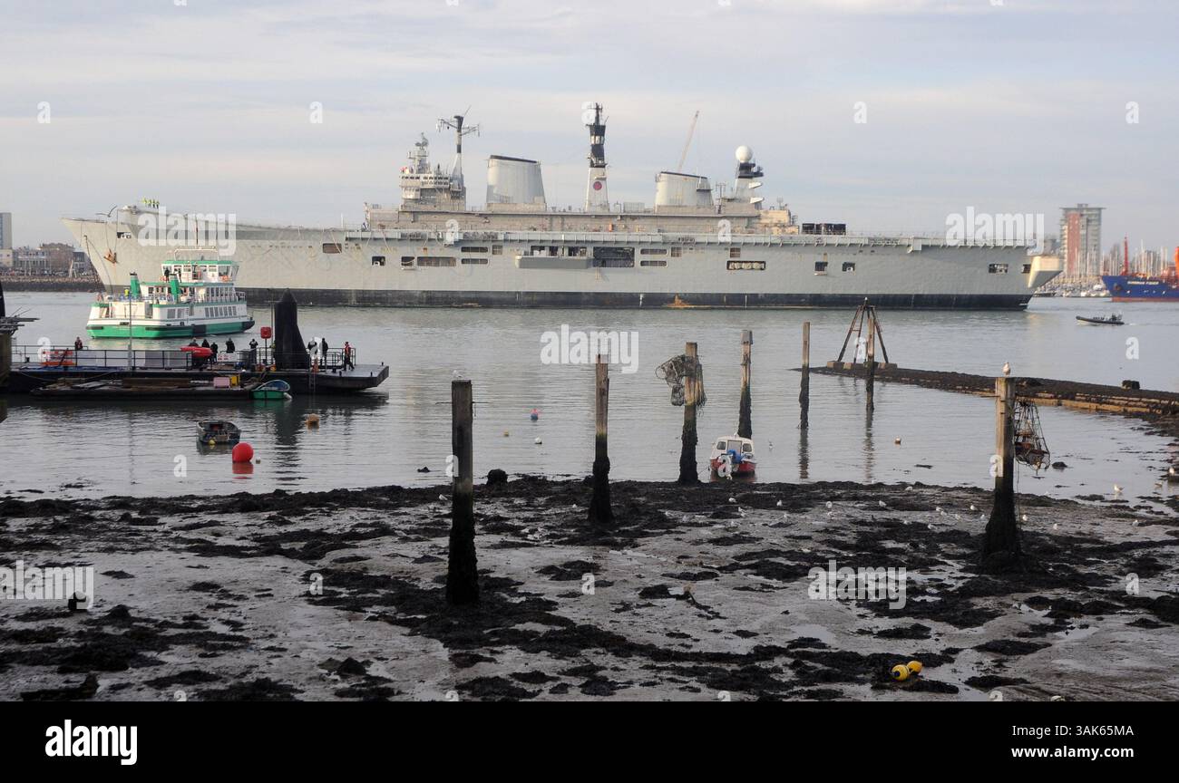 7 dicembre 2016 - ..l'ultima portaerei della Royal Navy HMS Illustrious lascia Portsmouth per il suo ultimo viaggio verso un deposito di rottami in Turchia..la HMS Illustrious parte per il deposito di rottami in Turchia, Portsmouth, Regno Unito - 7 dicembre 2016. (Immagine di credito: © Mike Walker/US Navy via ZUMA Wire/ZUMAPRESS.com) Foto Stock