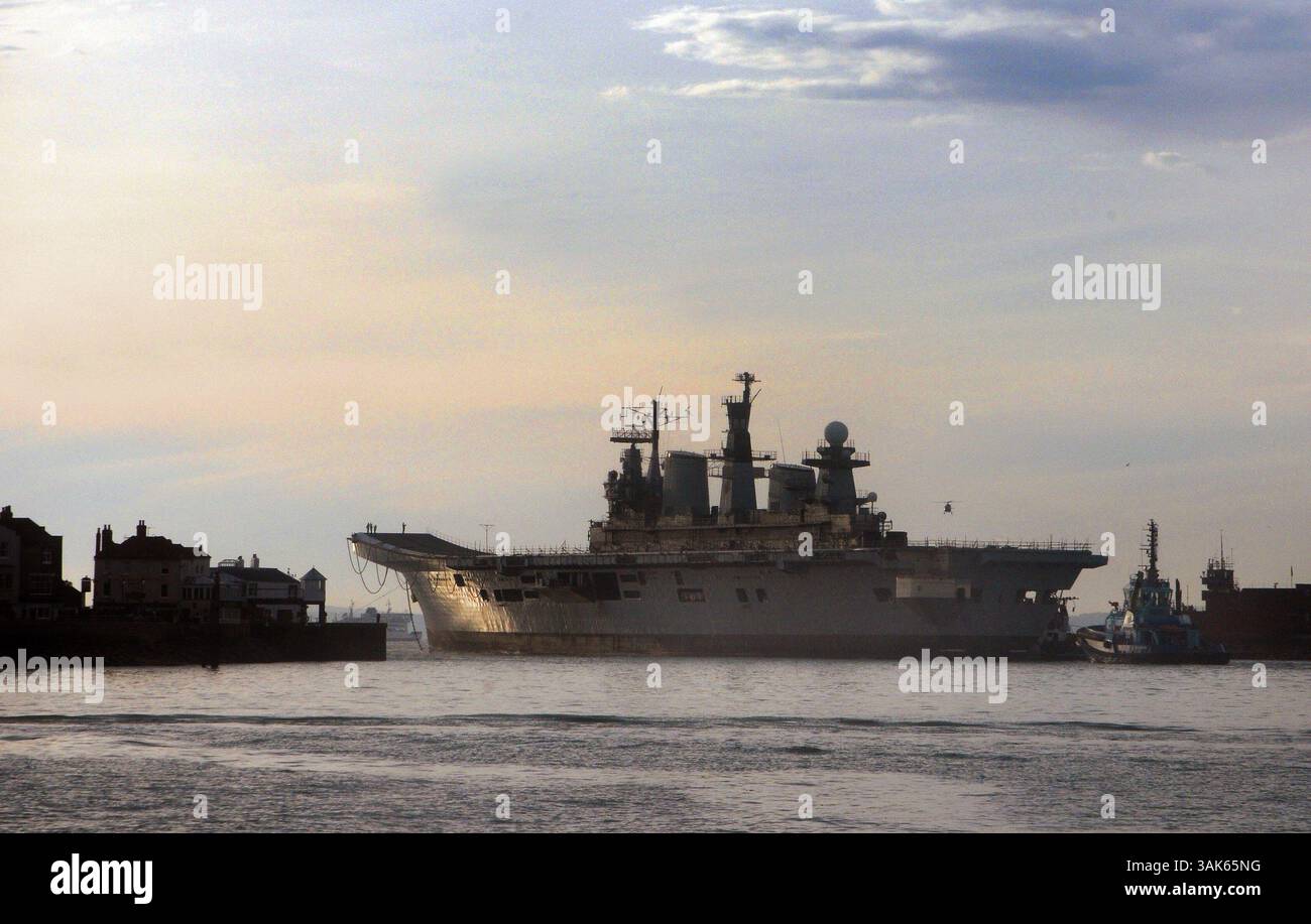 7 dicembre 2016 - ..l'ultima portaerei della Royal Navy HMS Illustrious lascia Portsmouth per il suo ultimo viaggio verso un deposito di rottami in Turchia..la HMS Illustrious parte per il deposito di rottami in Turchia, Portsmouth, Regno Unito - 7 dicembre 2016. (Immagine di credito: © Mike Walker/US Navy via ZUMA Wire/ZUMAPRESS.com) Foto Stock