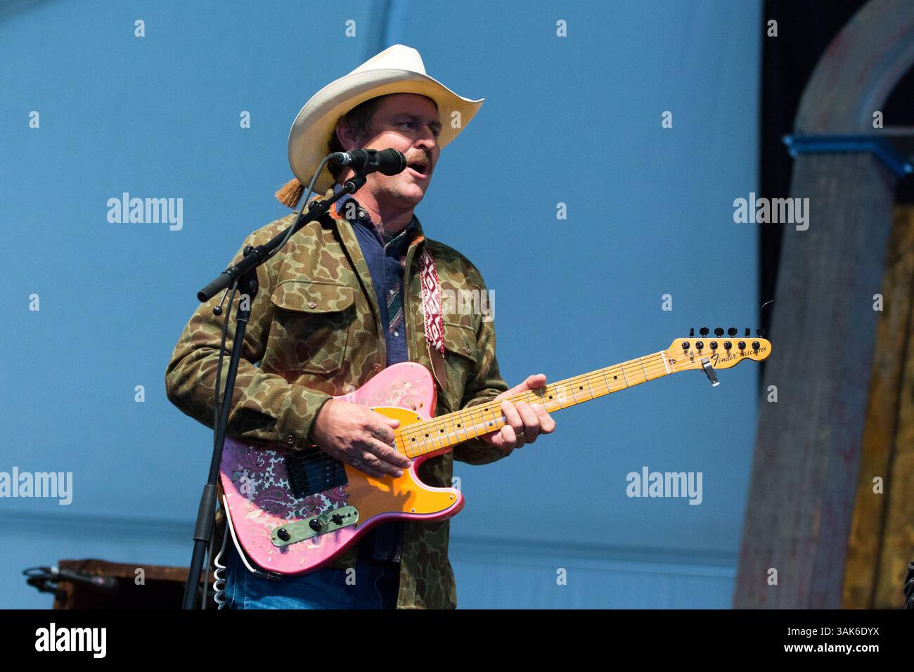 4 maggio 2017 - New Orleans, Lousiana, U. S - ERIC LINDELL durante il New Orleans Jazz & Heritage Festival a New Orleans, Louisiana (immagine di credito: © Daniel DeSlover via ZUMA Wire) Foto Stock