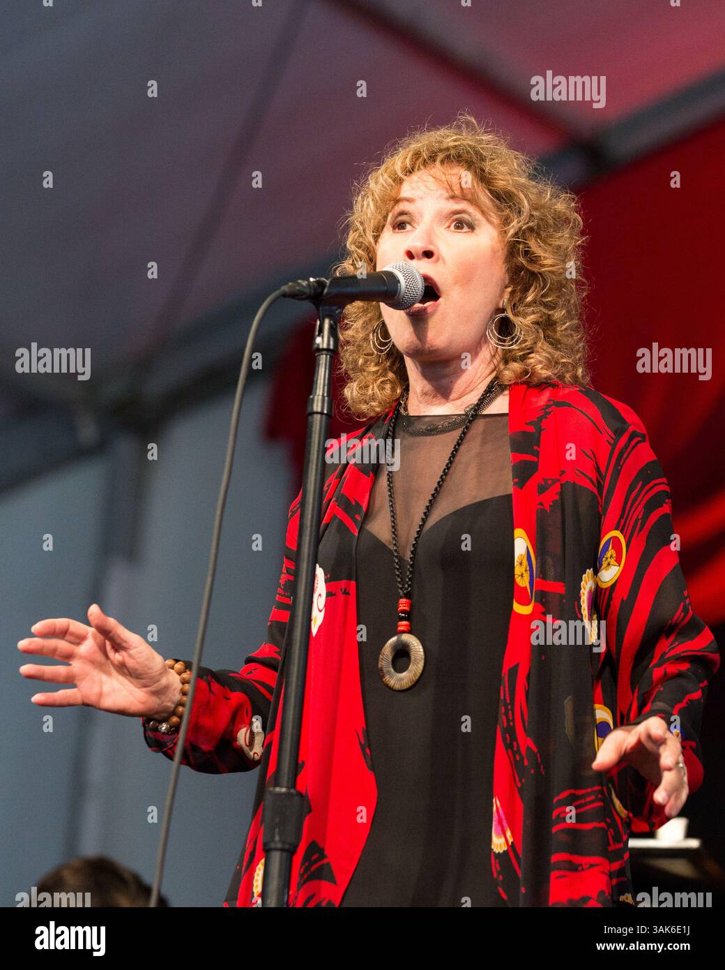4 maggio 2017 - New Orleans, Lousiana, U. S - LANI HALL durante il New Orleans Jazz & Heritage Festival a New Orleans, Louisiana (immagine di credito: © Daniel DeSlover via ZUMA Wire) Foto Stock