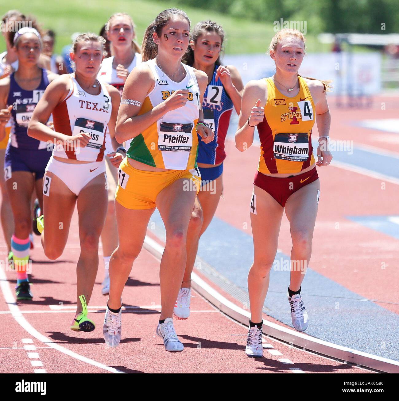 13 maggio 2017: Emma Whigham dell'Iowa State e Jenna Pfeiffer di Baylor guidano il gruppo durante i 800 m di Heptathlon ai Big 12 Outdoor Track & Field Championships del 2017 al Rock Chalk Park di Lawrence, Kansas. Kyle Okita/CSM(immagine di credito: © Kyle Okita/Cal Sport Media/Cal Sport Media) Foto Stock