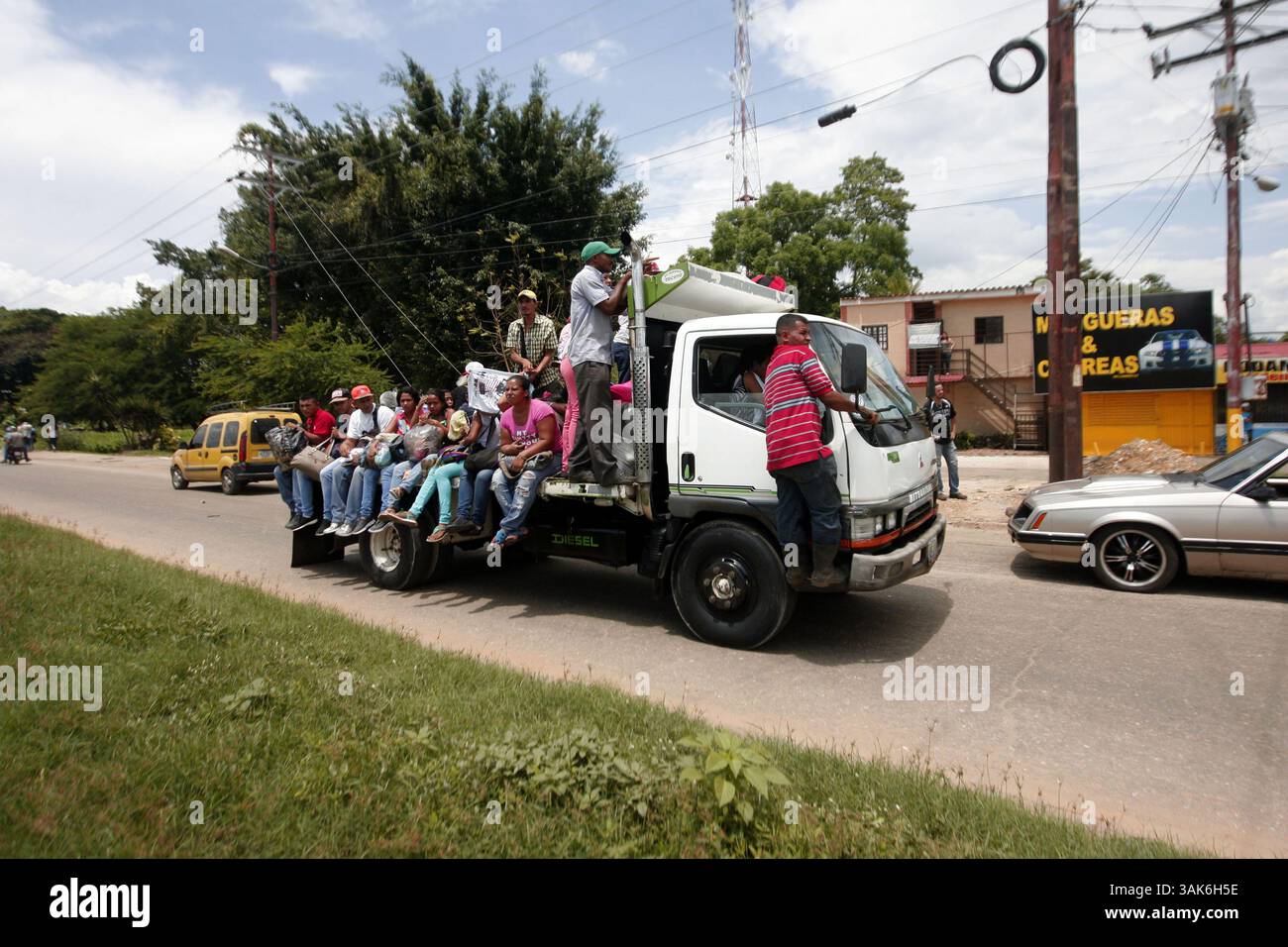 13 maggio 2017 - Valencia, Carabobo, Venezuela - i residenti nei pressi della zona hanno potuto utilizzare mezzi di trasporto non convenzionali perché le linee di trasporto pubblico non fornivano il servizio nell'area della marcia, a Valencia, stato di carabobo.foto: Juan Carlos Hernandez (immagine di credito: © Juan Carlos Hernandez via ZUMA Wire) Foto Stock