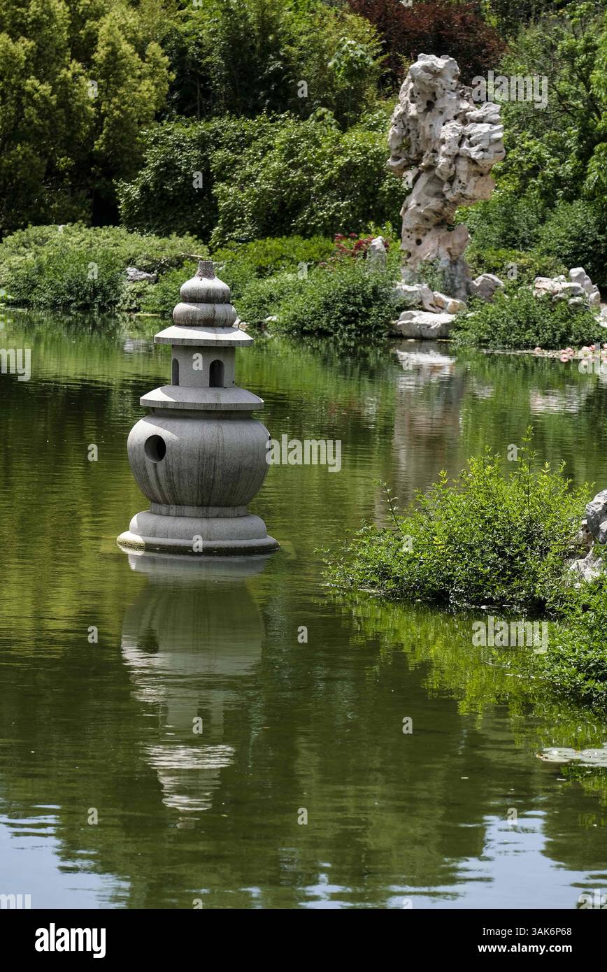 27 aprile 2017 - Los Angeles, California, U. S - The Chinese Garden ''Liu Fang Yuan''' il 27 aprile 207 all'interno della Huntington Library, Art Collections, and Botanical Gardens a San Marino, California, Stati Uniti. Il Giardino della fragranza fluente, Liu Fang Yuan, è tra i più grandi giardini in stile cinese fuori dalla Cina. Progettato per promuovere le ricche tradizioni della cultura cinese, il giardino è davvero uno sforzo interculturale. Architetti e artigiani di Suzhou, la rinomata città giardino della Cina meridionale, hanno lavorato a fianco di costruttori e giardinieri californiani. Di conseguenza, il Giardino del flusso F Foto Stock