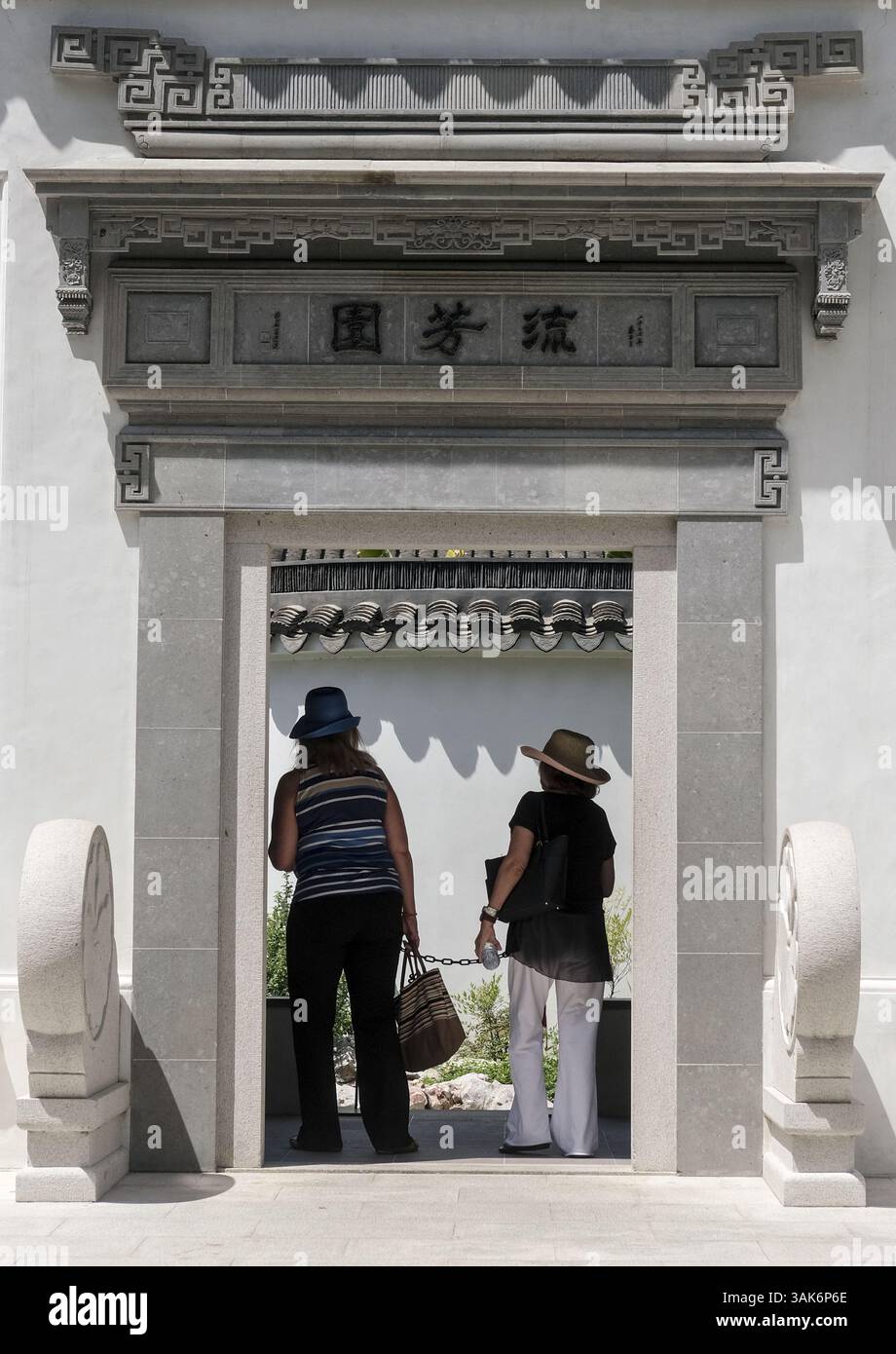 27 aprile 2017 - Los Angeles, California, U. S - The Chinese Garden ''Liu Fang Yuan''' il 27 aprile 207 all'interno della Huntington Library, Art Collections, and Botanical Gardens a San Marino, California, Stati Uniti. Il Giardino della fragranza fluente, Liu Fang Yuan, è tra i più grandi giardini in stile cinese fuori dalla Cina. Progettato per promuovere le ricche tradizioni della cultura cinese, il giardino è davvero uno sforzo interculturale. Architetti e artigiani di Suzhou, la rinomata città giardino della Cina meridionale, hanno lavorato a fianco di costruttori e giardinieri californiani. Di conseguenza, il Giardino del flusso F Foto Stock