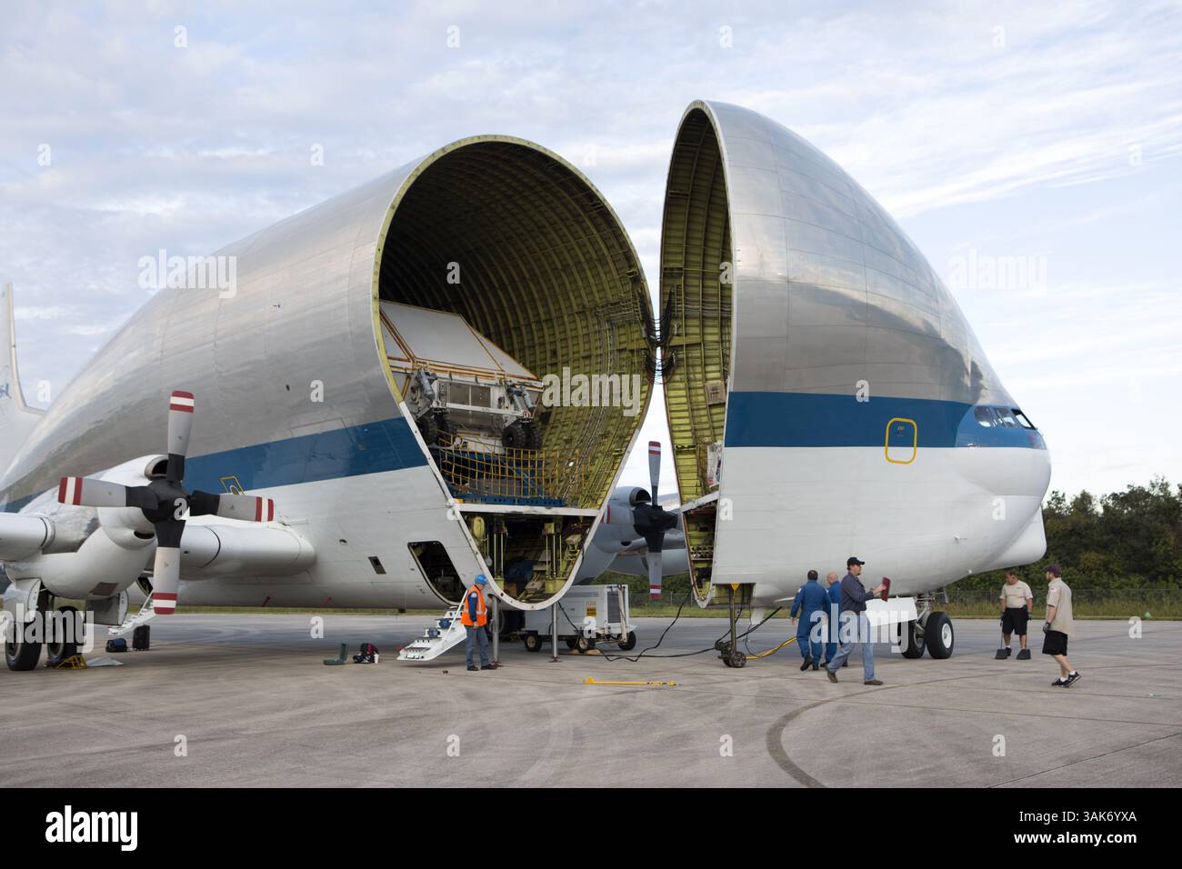 15 novembre 2016 - Merritt Island, FL, Stati Uniti - l'aereo da trasporto cargo NASA Aero Spacelines Super Guppy arriva al Kennedy Space Center Shuttle Landing Facility portando l'articolo di test strutturale del modulo equipaggio Orion in preparazione del lancio della missione esplorativa 1 in cima al razzo Space Launch System il 15 novembre 2016 a Merritt Island, Florida. (Immagine di credito: © Ben Smegelsky/NASA via ZUMA Wire) Foto Stock