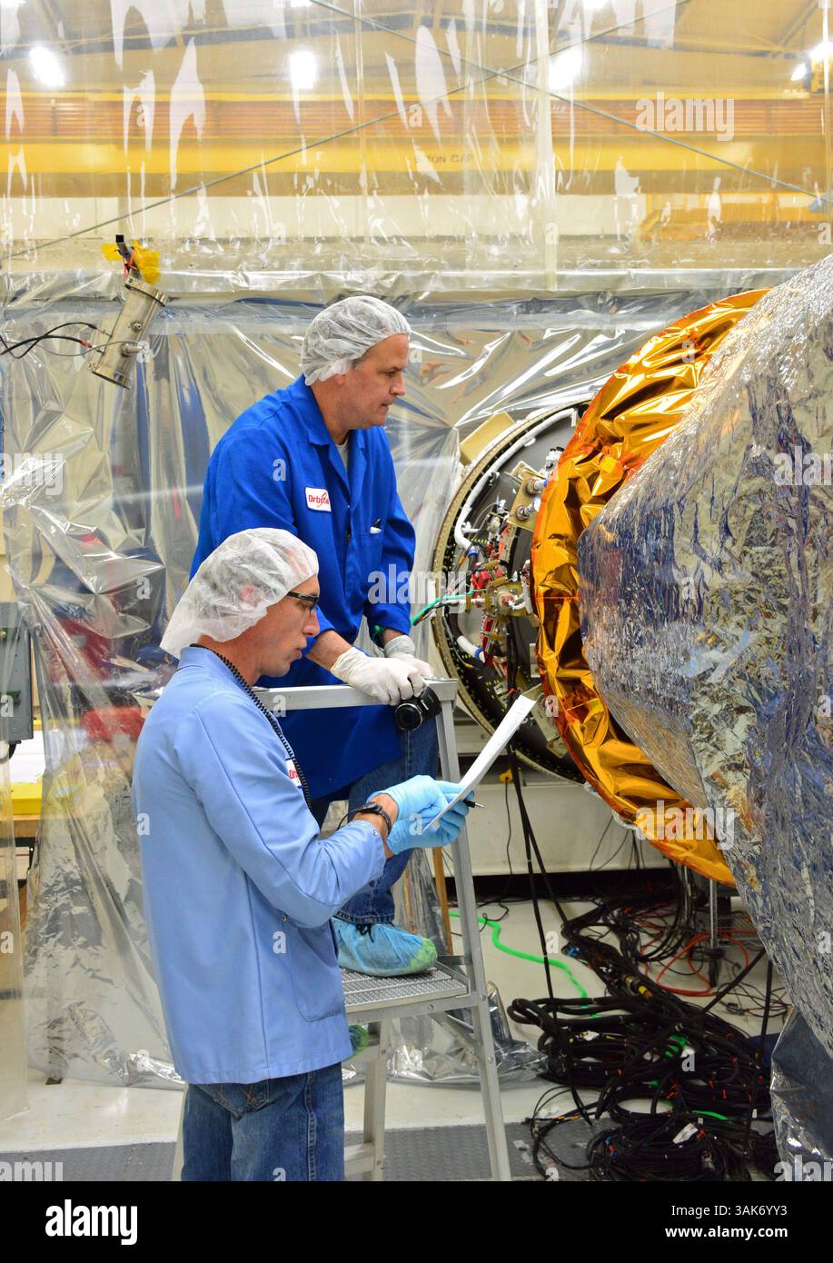 11 novembre 2016 - CA, Stati Uniti - il razzo Orbital ATK Pegasus XL con la NASA Cyclone Global Navigation satellite System (CYGNSS) a bordo ha la sua carenatura del carico utile installata presso il Vandenberg Air Force base Building 1555 11 novembre 2016 in California. (Immagine di credito: © Randy Beaudoin/NASA via ZUMA Wire) Foto Stock