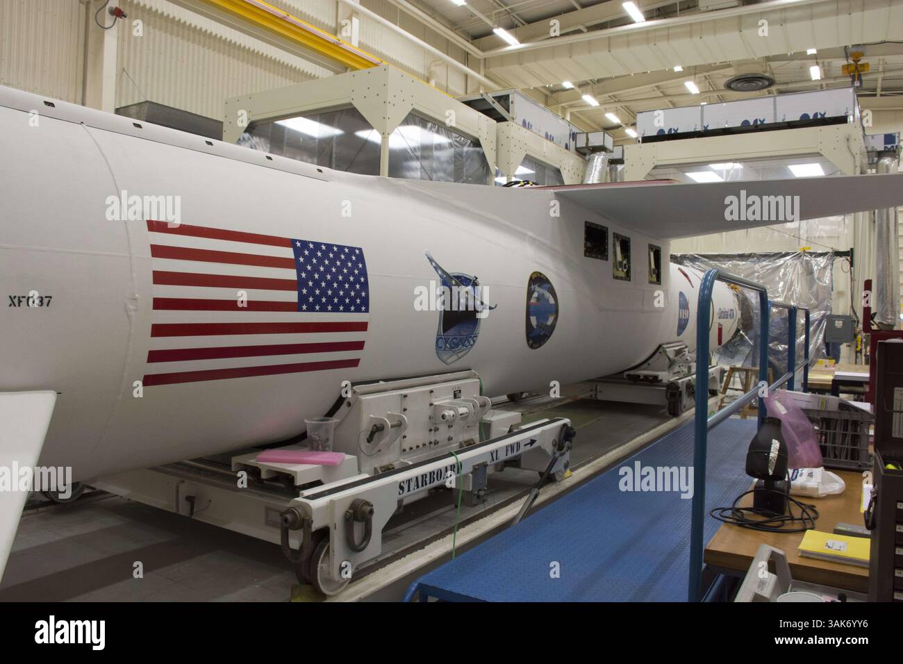 11 novembre 2016 - Lompoc, CALIFORNIA, Stati Uniti - la carenatura del carico utile è installata sul razzo Orbital ATK Pegasus XL e sulla navicella NASA Cyclone Global Navigation satellite System durante i preparativi finali pre-lancio presso il Vandenberg Air Force base Building 1555 11 novembre 2016 vicino a Lompoc, California. (Immagine di credito: © Randy Beaudoin/NASA via ZUMA Wire) Foto Stock
