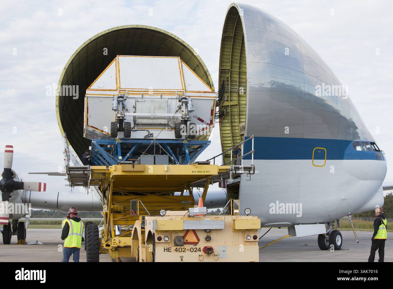15 novembre 2016 - Merritt Island, FL, Stati Uniti - l'aereo da trasporto cargo NASA Aero Spacelines Super Guppy arriva al Kennedy Space Center Shuttle Landing Facility portando l'articolo di test strutturale del modulo equipaggio Orion in preparazione del lancio della missione esplorativa 1 in cima al razzo Space Launch System il 15 novembre 2016 a Merritt Island, Florida. (Immagine di credito: © Ben Smegelsky/NASA via ZUMA Wire) Foto Stock