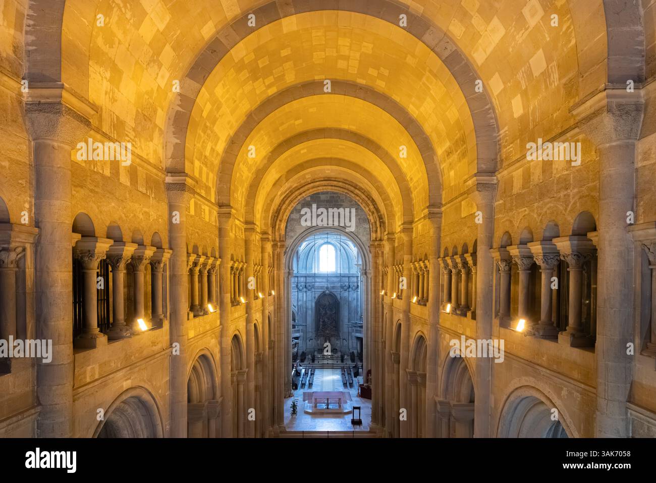 Lisbona, Portogallo - 12 luglio 2024: Il grande interno della cattedrale di San Paolo con soffitto a volta, colonne ad arco in pietra e una navata simmetrica, Highlig Foto Stock
