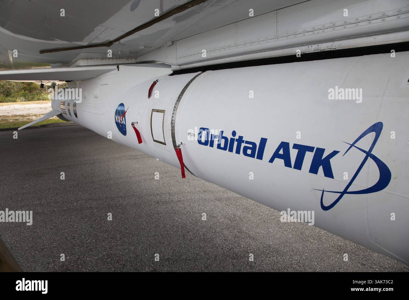 10 dicembre 2016 - Cape Canaveral, FL, Stati Uniti - l'aereo Orbital ATK L-1011 Stargazer arriva alla Cape Canaveral Air Force Station Skid Strip che trasporta il razzo Orbital ATK Pegasus XL e la navicella NASA CYGNSS il 2 dicembre 2016 a Cape Canaveral, Florida. (Immagine di credito: © Bill White/NASA via ZUMA Wire) Foto Stock