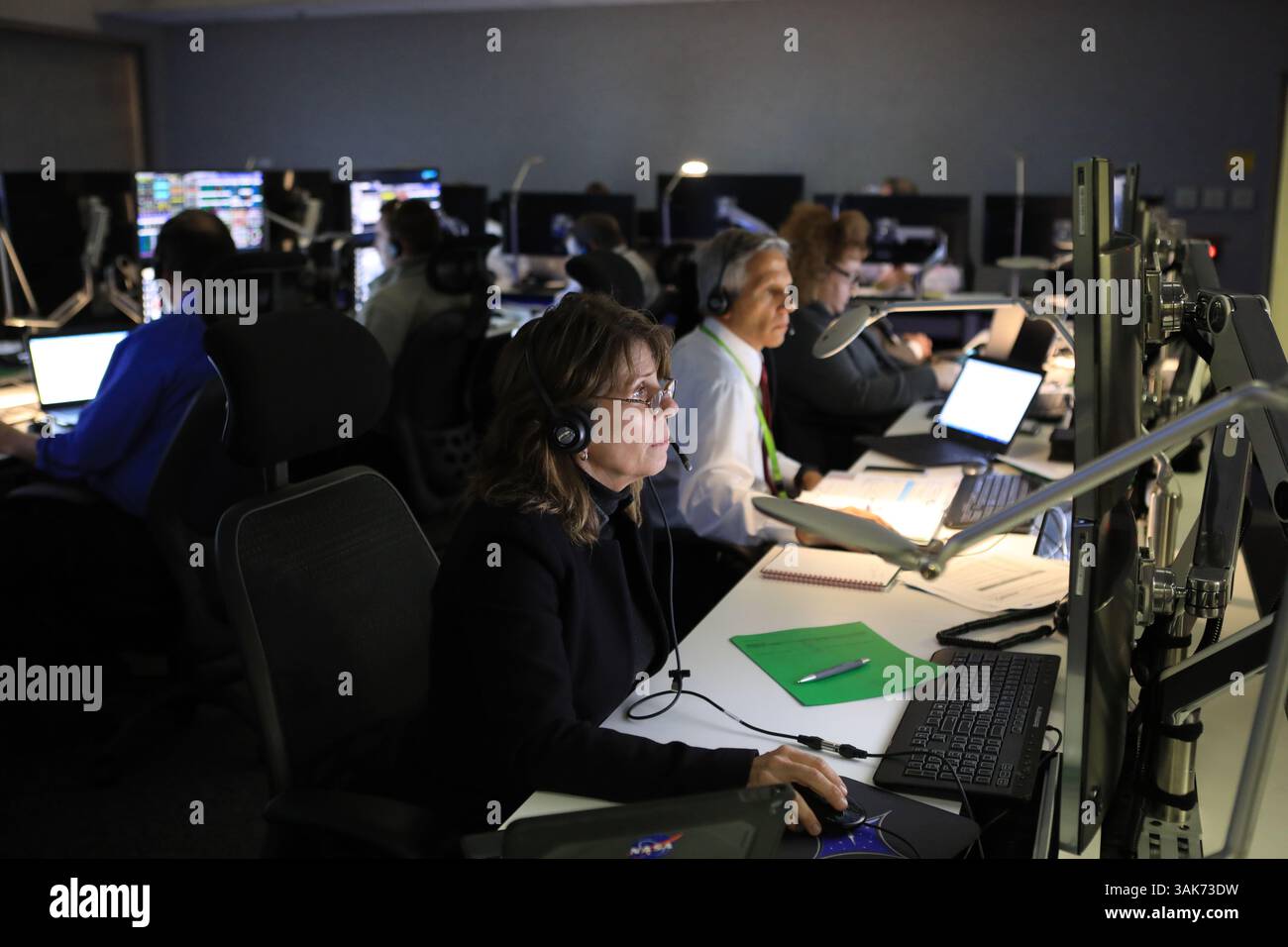 15 dicembre 2016 - Cape Canaveral, FL, Stati Uniti - il team di lancio del Cape Canaveral Air Force Station Mission Directors Center monitora i progressi dei preparativi pre-volo prima del lancio della NASA CYGNSS a bordo del razzo Orbital ATK Pegasus XL il 15 dicembre 2016 a Cape Canaveral, Florida. (Immagine di credito: © Kim Shiflett/NASA via ZUMA Wire) Foto Stock