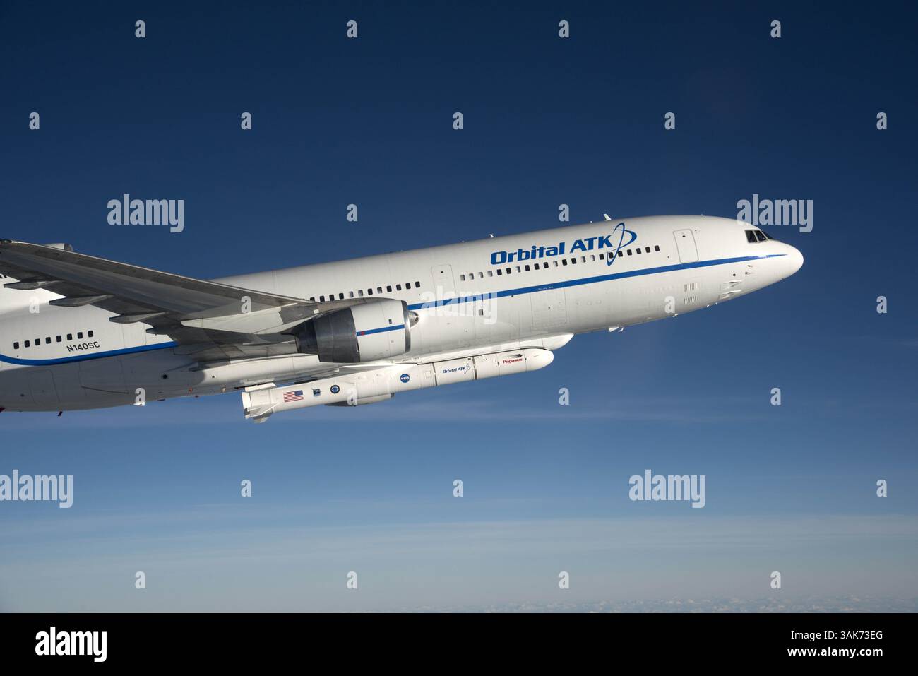 15 dicembre 2016 - Daytona Beach, Florida, Stati Uniti - l'aereo Orbital ATK L-1011 Stargazer che trasporta il razzo Orbital ATK Pegasus XL e la navicella CYGNSS della NASA vola sull'Oceano Atlantico il 15 dicembre 2016 vicino a Daytona Beach, Florida. (Immagine di credito: © Lori Losey/NASA via ZUMA Wire) Foto Stock