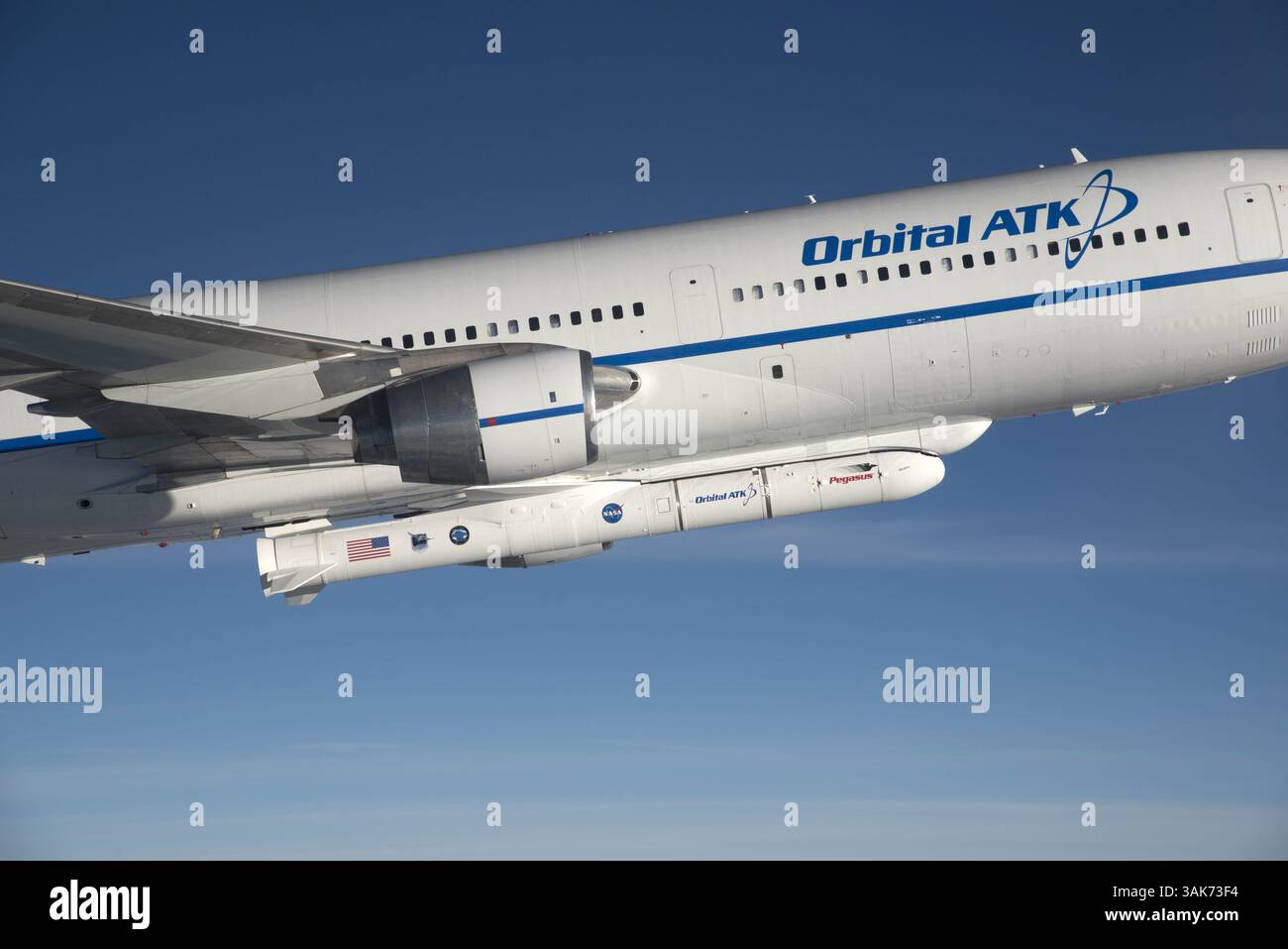 15 dicembre 2016 - Daytona Beach, Florida, Stati Uniti - l'aereo Orbital ATK L-1011 Stargazer che trasporta il razzo Orbital ATK Pegasus XL e la navicella CYGNSS della NASA vola sull'Oceano Atlantico il 15 dicembre 2016 vicino a Daytona Beach, Florida. (Immagine di credito: © Lori Losey/NASA via ZUMA Wire) Foto Stock