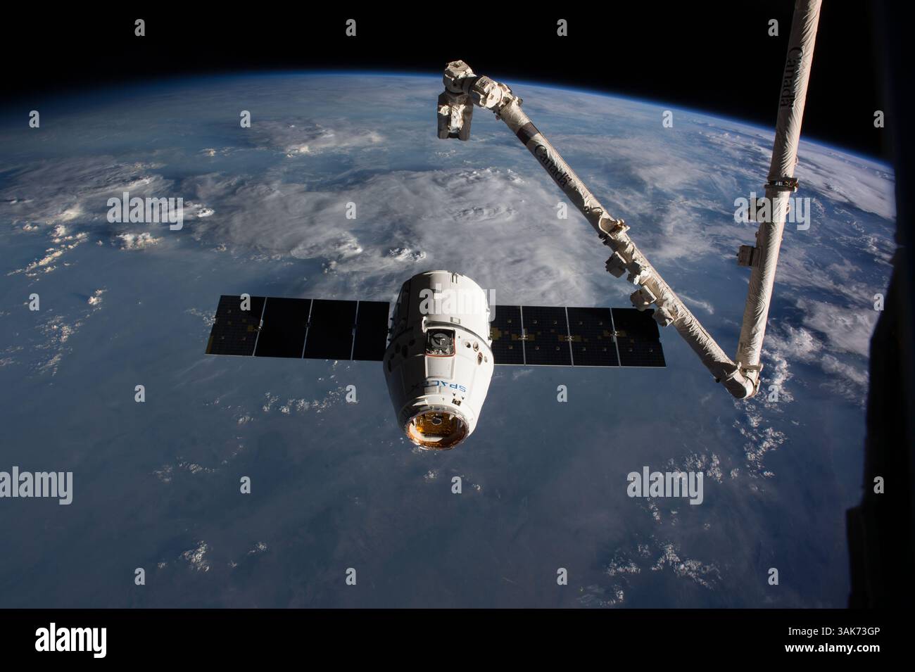 23 febbraio 2017 - Earth Orbit, Stati Uniti d'America - il cargo commerciale SpaceX Dragon si avvicina al braccio robotico Canadarm2 mentre si prepara ad attraccare con la stazione spaziale Internazionale 23 febbraio 2017 a Earth Orbit. La navicella sta consegnando 5500 libbre di rifornimenti per il laboratorio spaziale orbitante. (Immagine di credito: © NASA/NASA via ZUMA Wire) Foto Stock