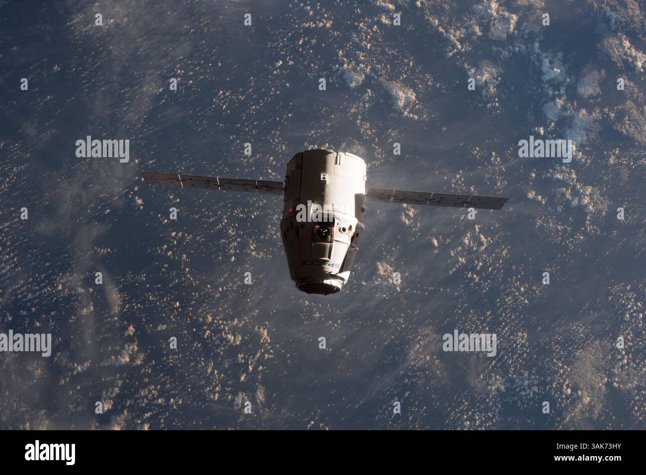 23 febbraio 2017 - Earth Orbit, Stati Uniti d'America - il cargo commerciale SpaceX Dragon si avvicina al braccio robotico Canadarm2 mentre si prepara ad attraccare con la stazione spaziale Internazionale 23 febbraio 2017 a Earth Orbit. La navicella sta consegnando 5500 libbre di rifornimenti per il laboratorio spaziale orbitante. (Immagine di credito: © NASA/NASA via ZUMA Wire) Foto Stock