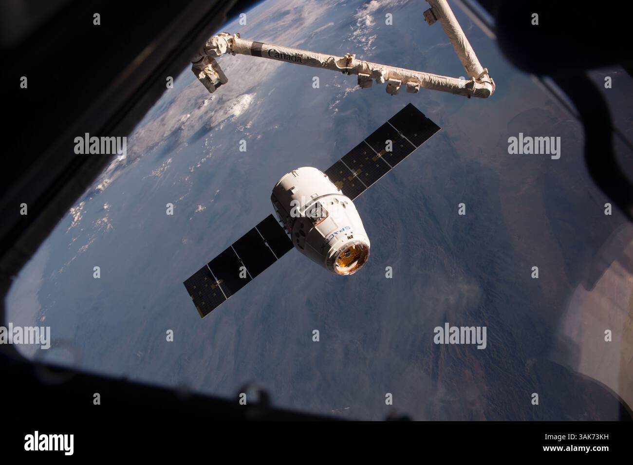 23 febbraio 2017 - Earth Orbit, Stati Uniti d'America - il cargo commerciale SpaceX Dragon si avvicina al braccio robotico Canadarm2 mentre si prepara ad attraccare con la stazione spaziale Internazionale 23 febbraio 2017 a Earth Orbit. La navicella sta consegnando 5500 libbre di rifornimenti per il laboratorio spaziale orbitante. (Immagine di credito: © NASA/NASA via ZUMA Wire) Foto Stock
