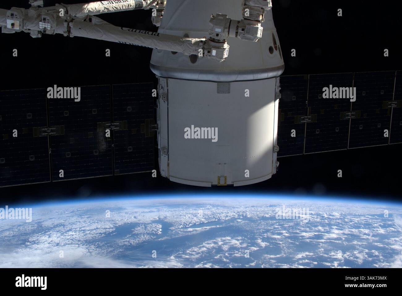 27 febbraio 2017 - Earth Orbit, Stati Uniti d'America - la nave mercantile commerciale SpaceX Dragon attraccata alla stazione spaziale Internazionale il 27 febbraio 2017 a Earth Orbit. Il veicolo spaziale viene consegnato 5500 libbre di rifornimenti per il laboratorio spaziale orbitante. (Immagine di credito: © NASA/NASA via ZUMA Wire) Foto Stock
