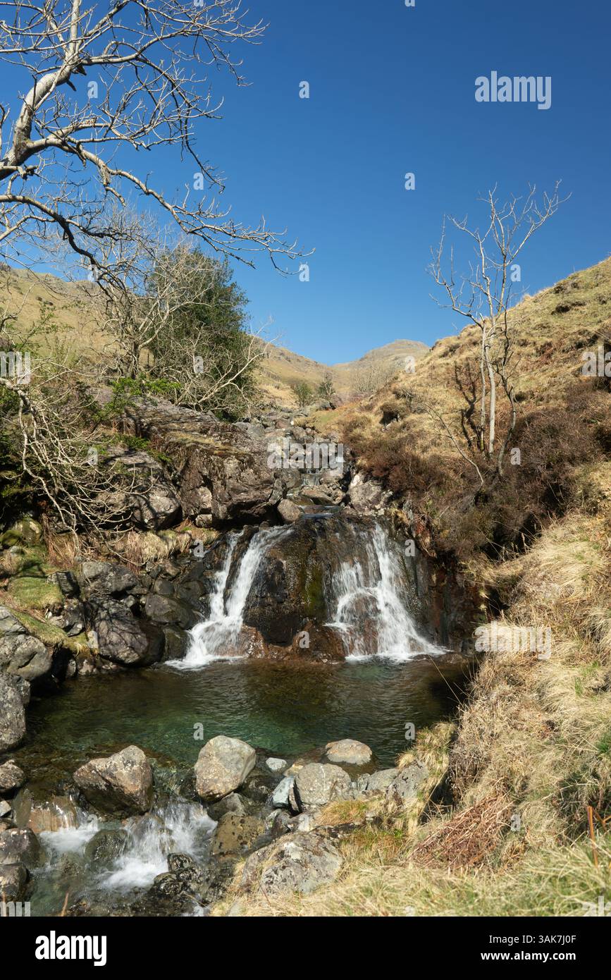 Oltre Beck, uno dei ruscelli di montagna che alimentano Wastwater nel Lake District Foto Stock