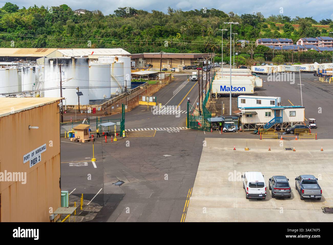 Lihue, Kauai, Hawaii, USA - 17 febbraio 2025: Veduta di Kanoa Road al porto di Nawiliwili a Lihue, Hawaii. Foto Stock