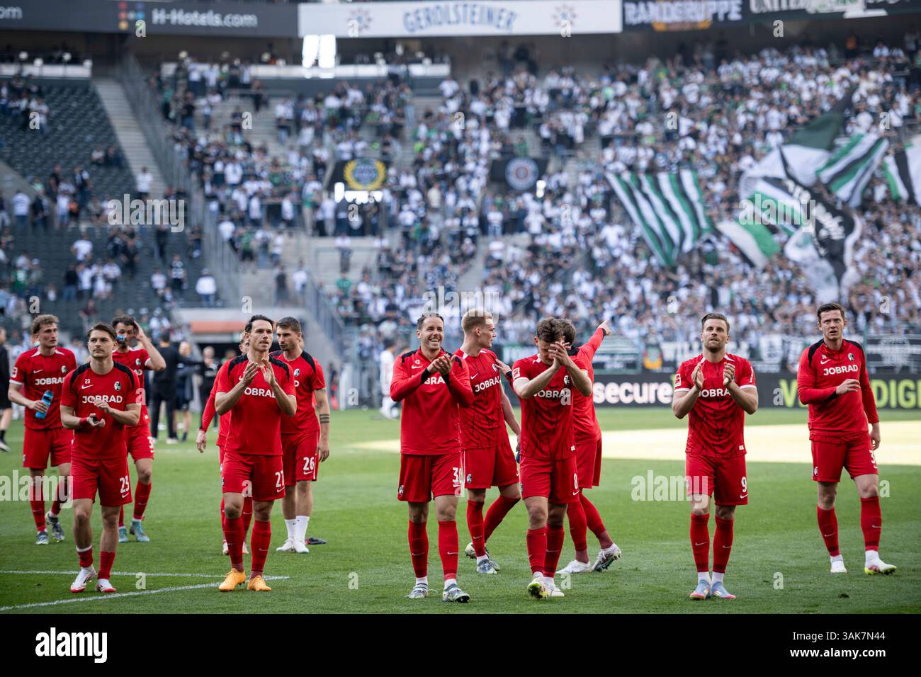 Freiburg players celebrate the victory in the Bundesliga soccer match between Borussia Mönchengladbach and SC Freiburg, at the Borussia-Park stadium in Mönchengladbach, Germany, Saturday April 12, 2025. (Fabian Strauch/dpa via AP) Foto Stock