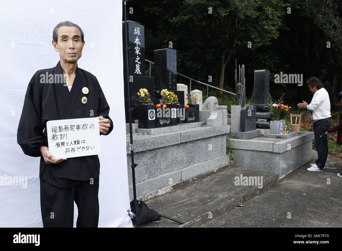 4 ottobre 2015 - Naraha, Fukushima, Giappone - Tokuo Hayakawa è stato un attivista anti-nucleare per 45 anni e monaco capo del tempio Hyokoji a Naraha per 40 anni. Si è opposto alla centrale di Fukushima Daiichi quando è stata aperta nel 1971, e il disastro del 2011 ha dimostrato ciò che temeva fin dall'inizio, che "le centrali nucleari e le persone non possono coesistere pacificamente". Hayakawa non aveva problemi a tornare al tempio, anche se la sua comunità non l'ha fatto. Su 100 famiglie coinvolte nel tempio, solo cinque o sei sono tornate, ed è pessimista che Naraha possa essere di nuovo una città vitale. Tuttavia, h Foto Stock