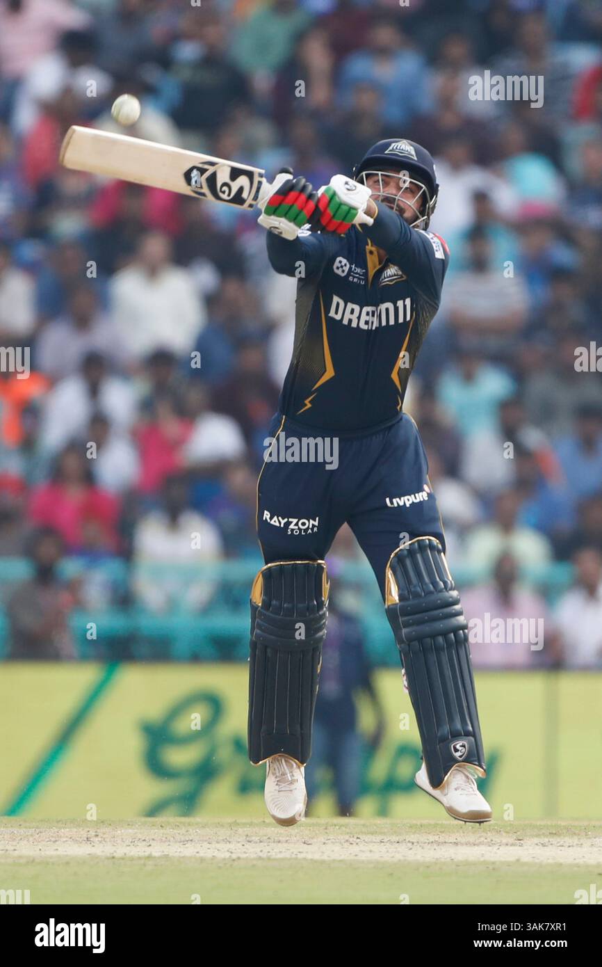 LUCKNOW, INDIA - 12 APRILE: Rashid Khan dei Gujrat Titans gioca a tiri durante la partita IPL 2025 tra Lucknow Super Giants e Gujarat Titans il 12 aprile 2025 a Lucknow, India. (Foto di Surjeet Yadav/MB Media) Foto Stock