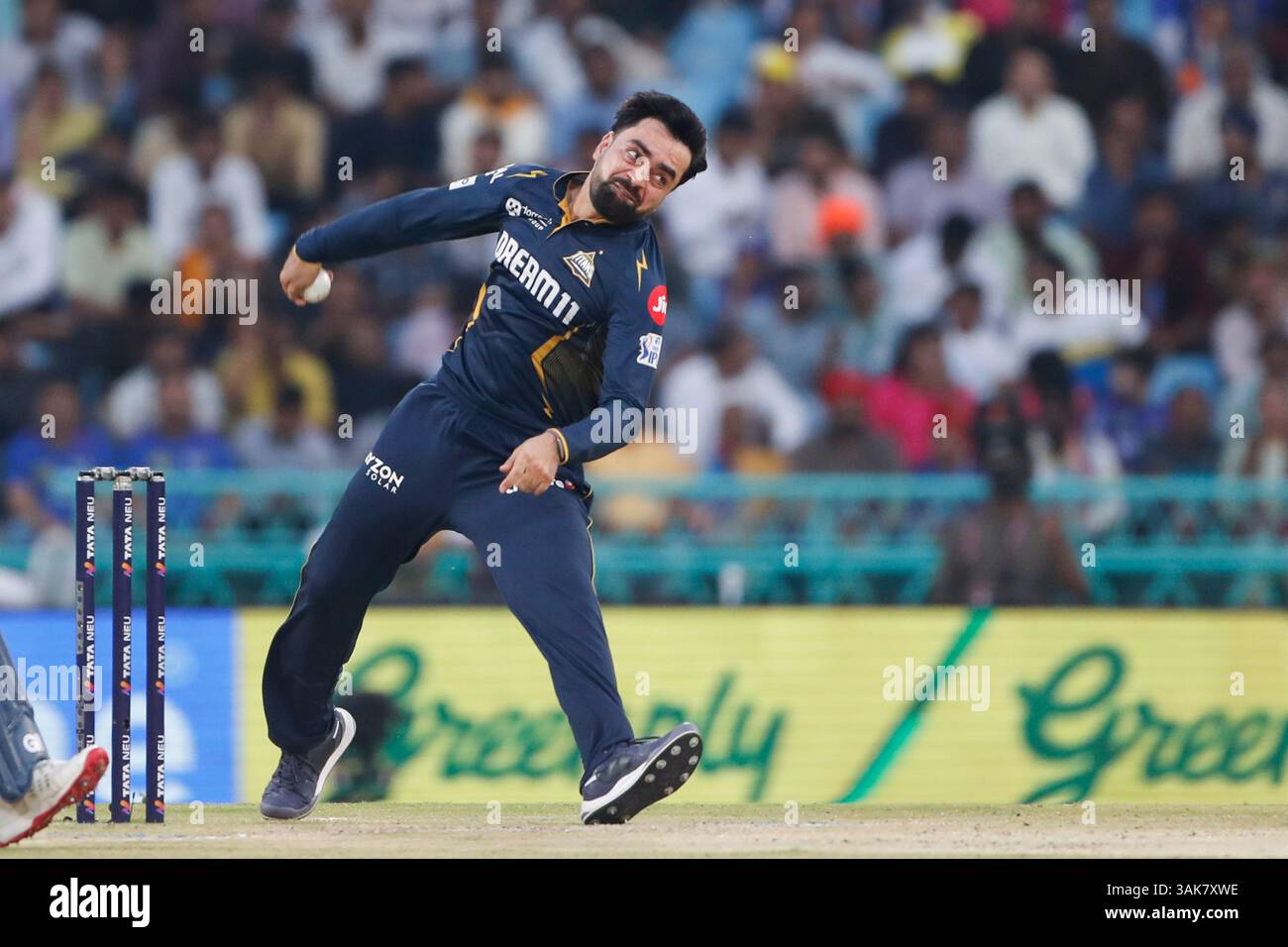 LUCKNOW, INDIA - 12 APRILE: Rashid Khan dei Gujrat Titans durante il match IPL 2025 tra Lucknow Super Giants e Gujarat Titans il 12 aprile 2025 a Lucknow, India. (Foto di Surjeet Yadav/MB Media) Foto Stock