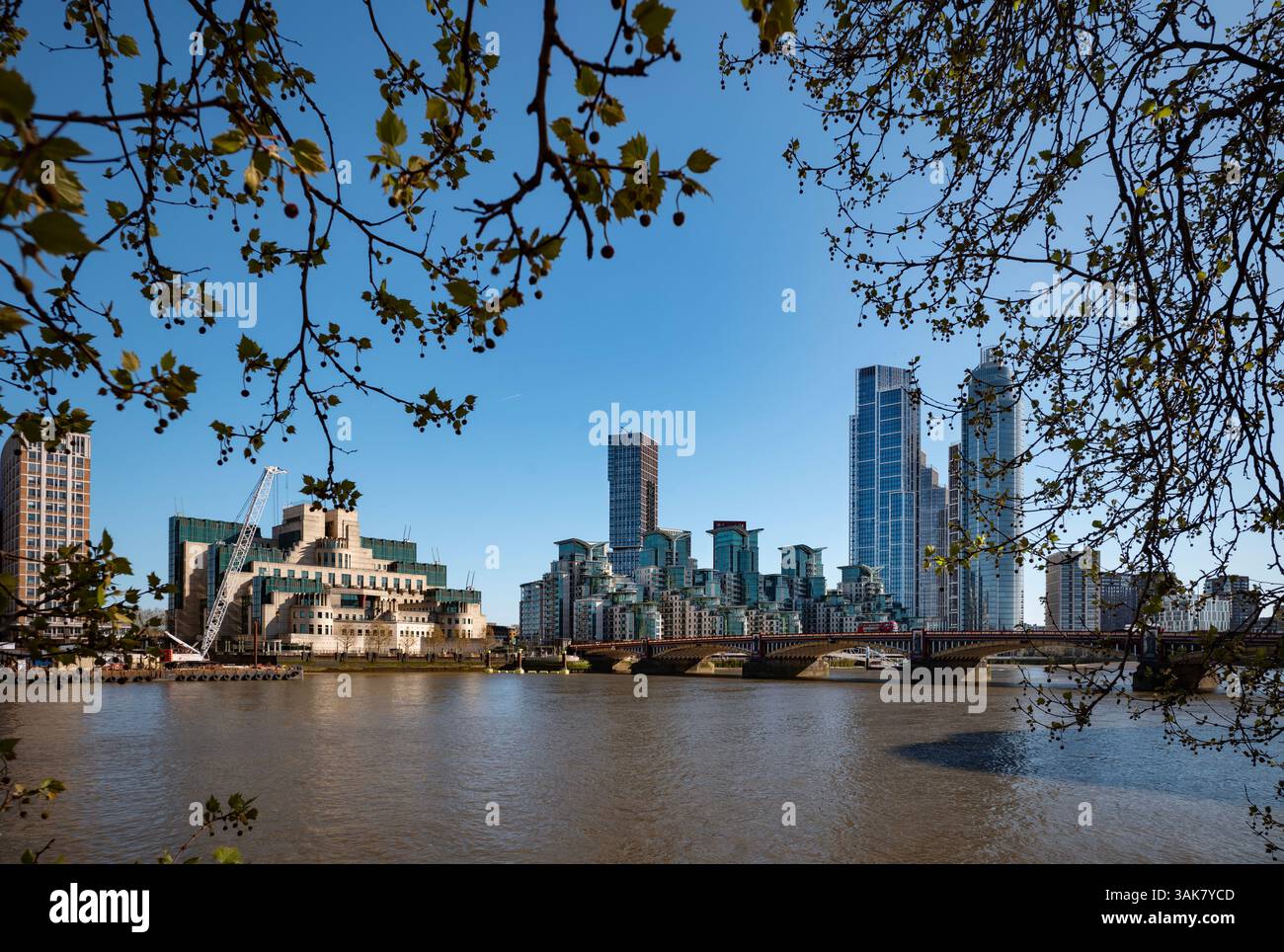London View Across River Thames to MI6 HQ conosciuto come River House at Nine Elms Vauxhall Cross, aprile 2025 il SIS Building, chiamato anche MI6 Building Foto Stock