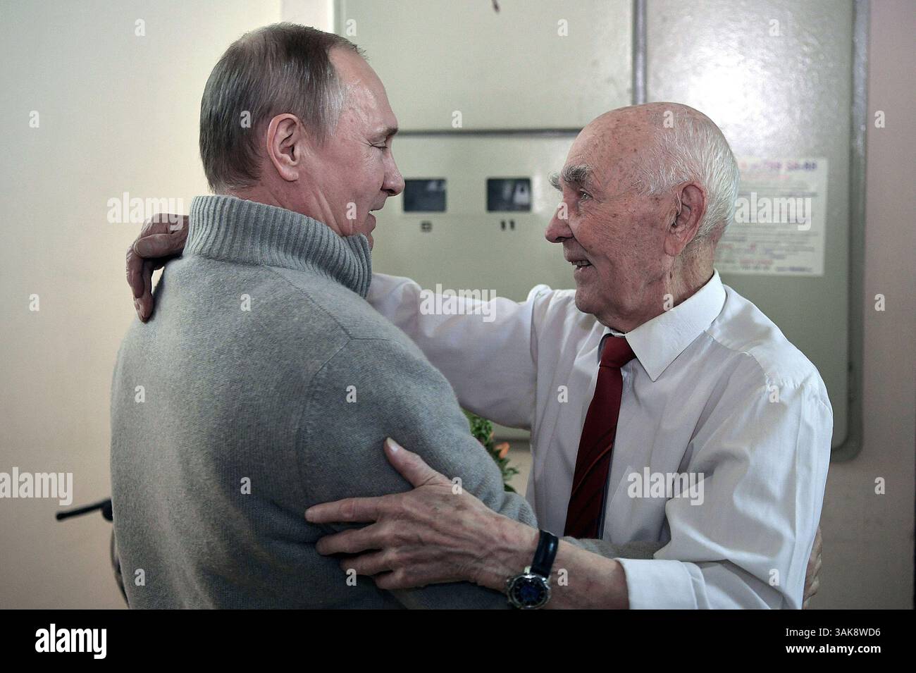 8 maggio 2017 - Mosca, RUSSIA - il presidente russo Vladimir Putin, a sinistra, si congratula con l'ex capo del gruppo di intelligence del KGB a Dresda, Germania, Lazar Matveyev per il suo 90° compleanno alla vigilia della giornata della Vittoria, a Zhulebino a Mosca, Russia, lunedì 8 maggio 2017. Matveyev, ex rappresentante del KGB presso il Ministero della sicurezza di Stato della Repubblica Democratica tedesca, supervisore di Vladimir Putin a Dresda nella seconda metà degli anni '1980 ALEXEI NIKOLSKY/POOL/PI (immagine di credito: © Prensa Internacional via ZUMA Wire) Foto Stock